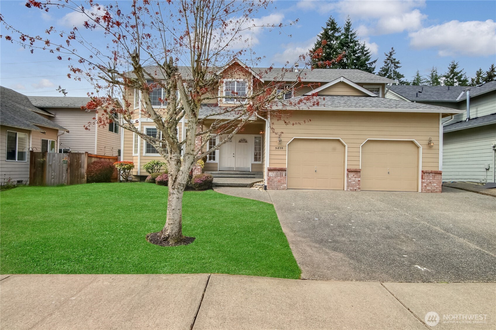 Front lawn - virtually staged