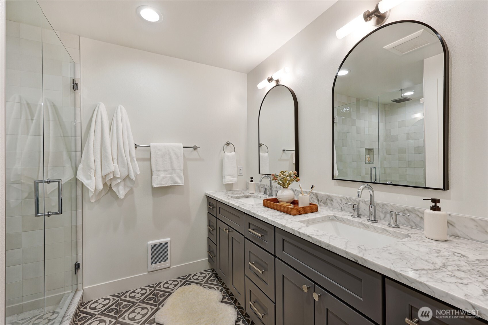 Primary bath - Quartz counters, dual vanity