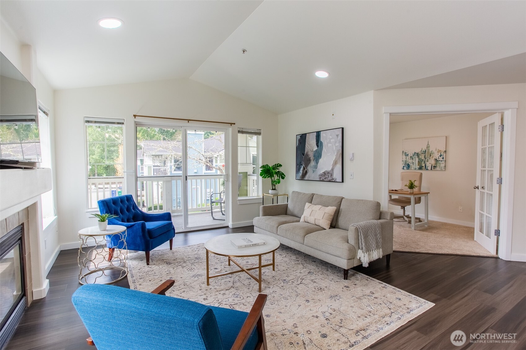 Bright & Spacious Top Floor Unit.