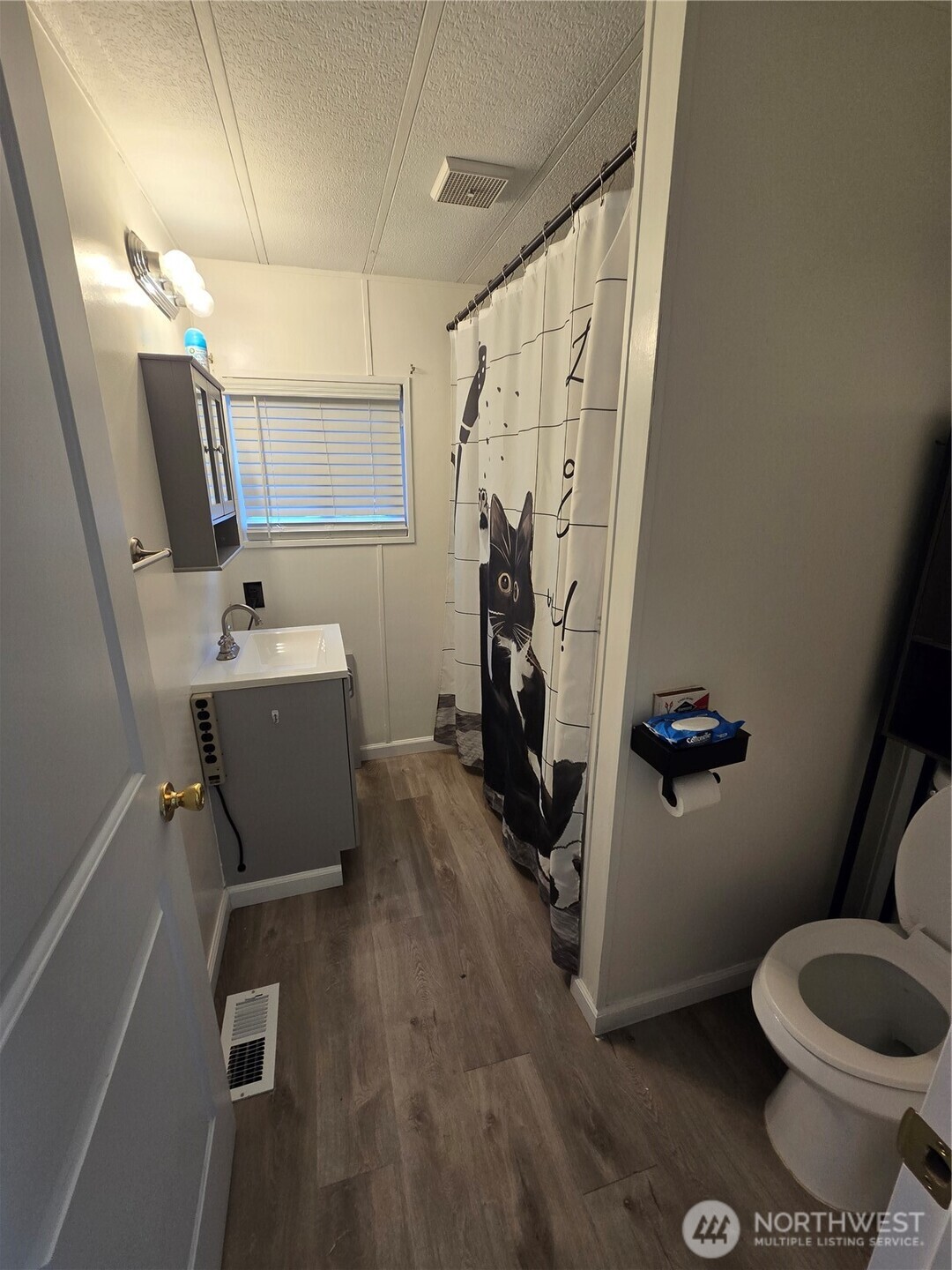 Full Guest Bathroom