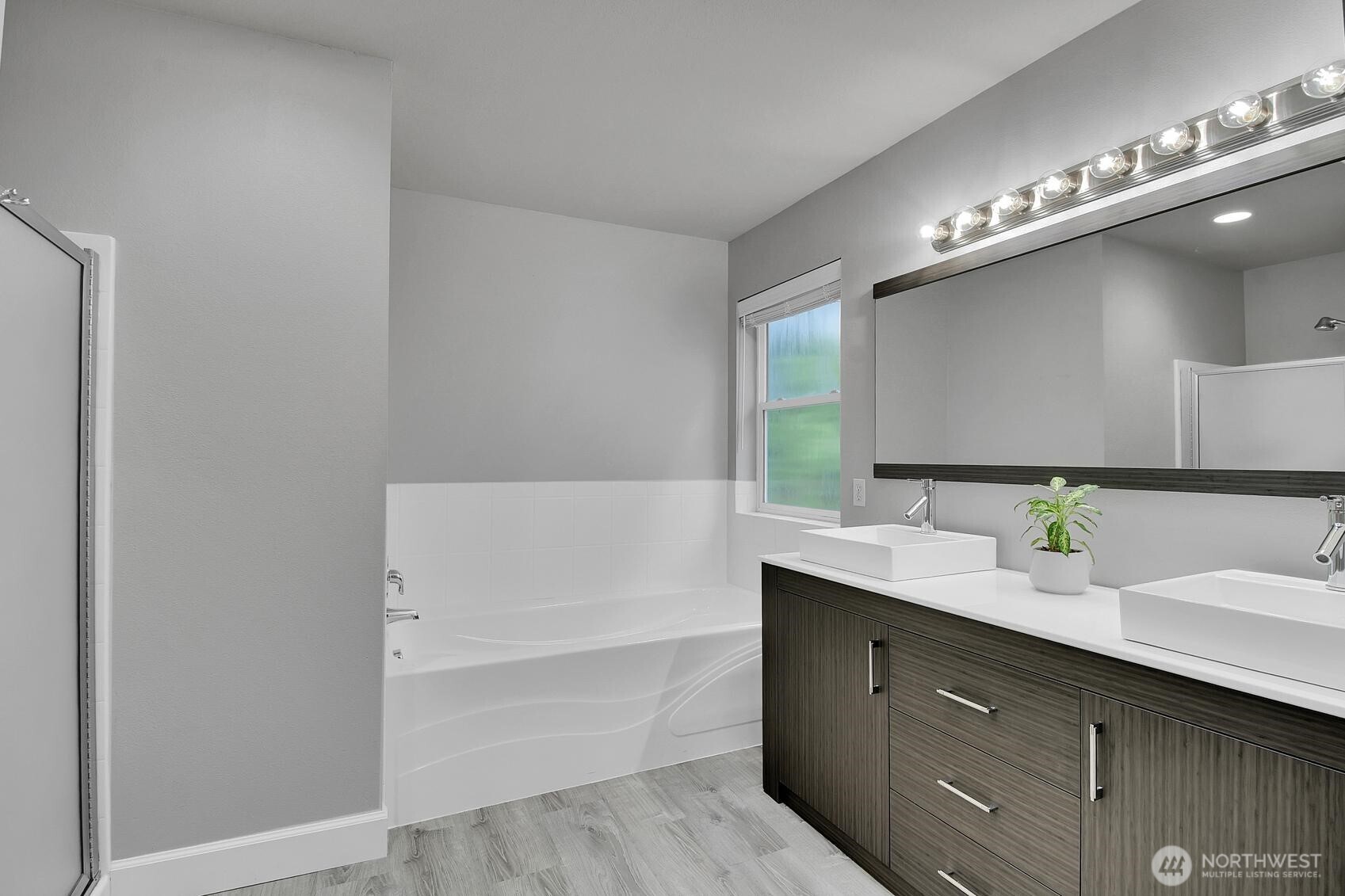Primary Full Bath w/ Soaking Tub