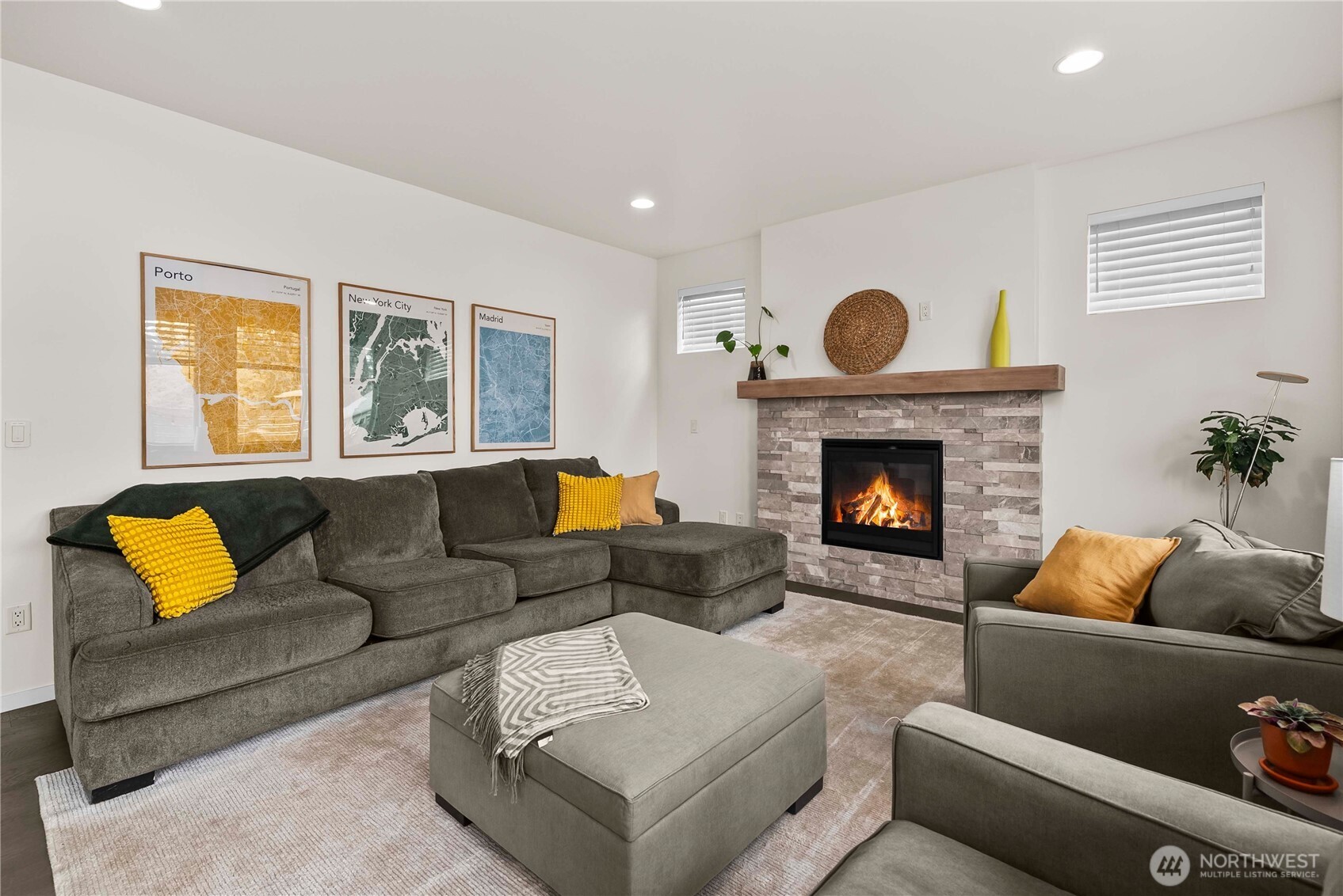 Living room w/ Gas fireplace
