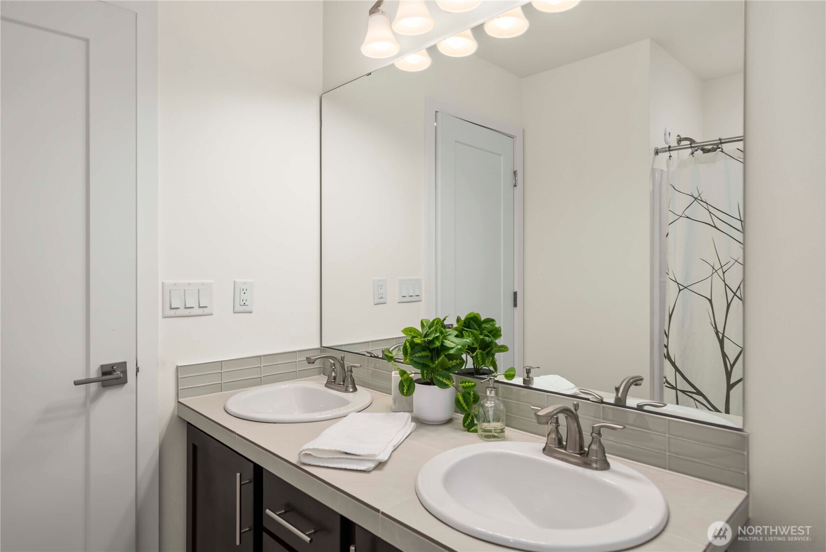 Upper level full bath