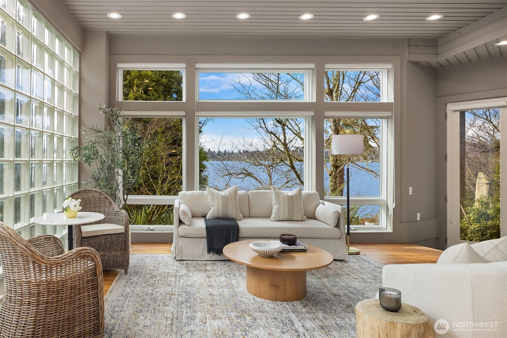 Luminous Living: A dedicated sun room designed to capture year-round natural light.