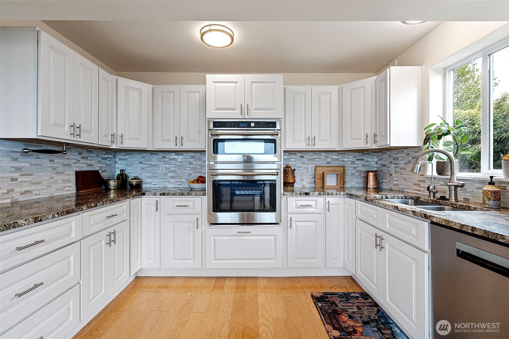 Soft close cabinets and plenty of workspace