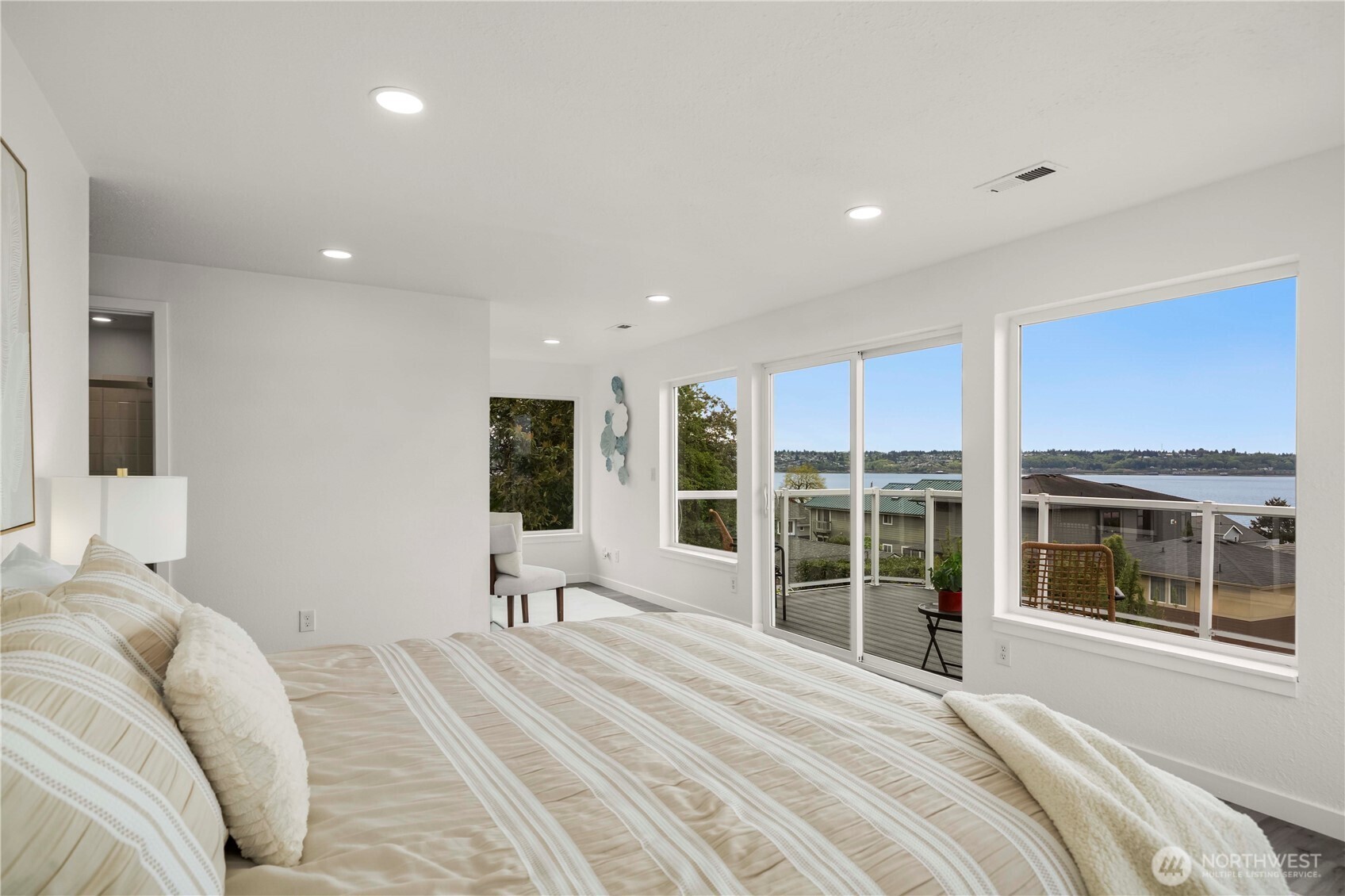 Notice the sitting area in the room, great place to relax and enjoy the view!