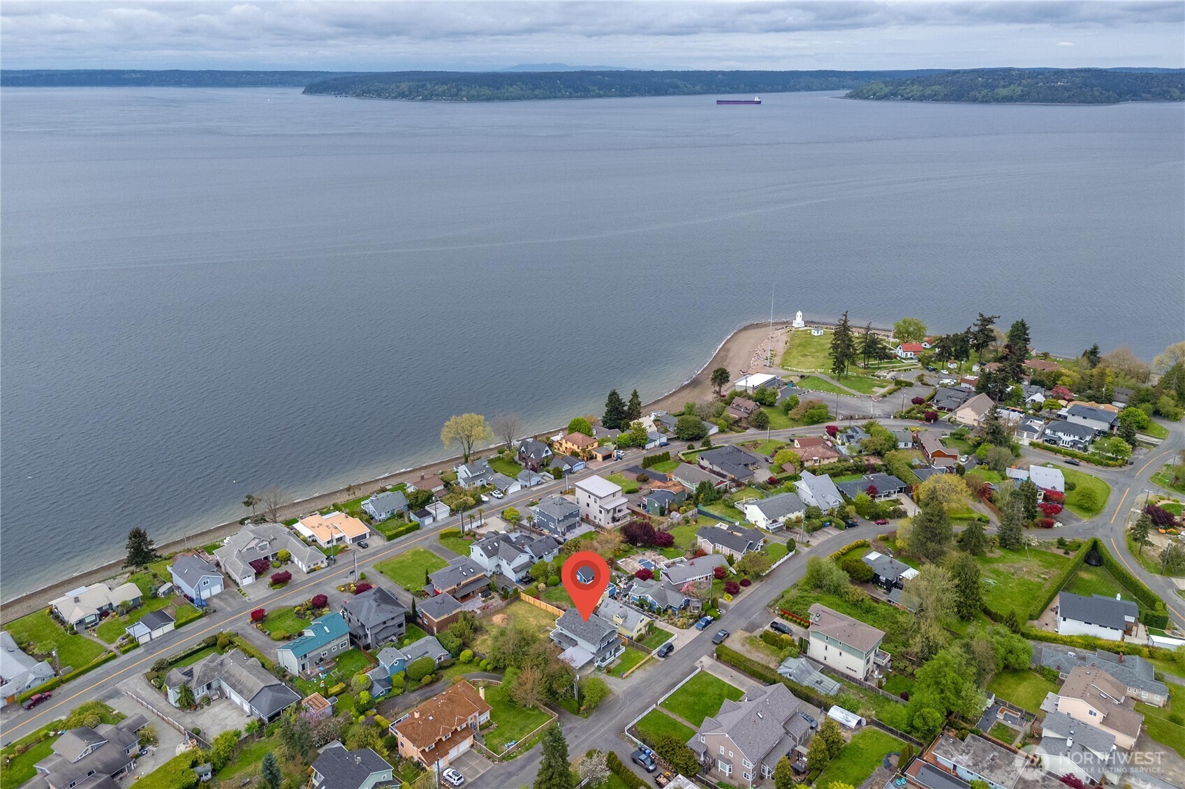 Very close to the Browns Point Lighthouse and beach access