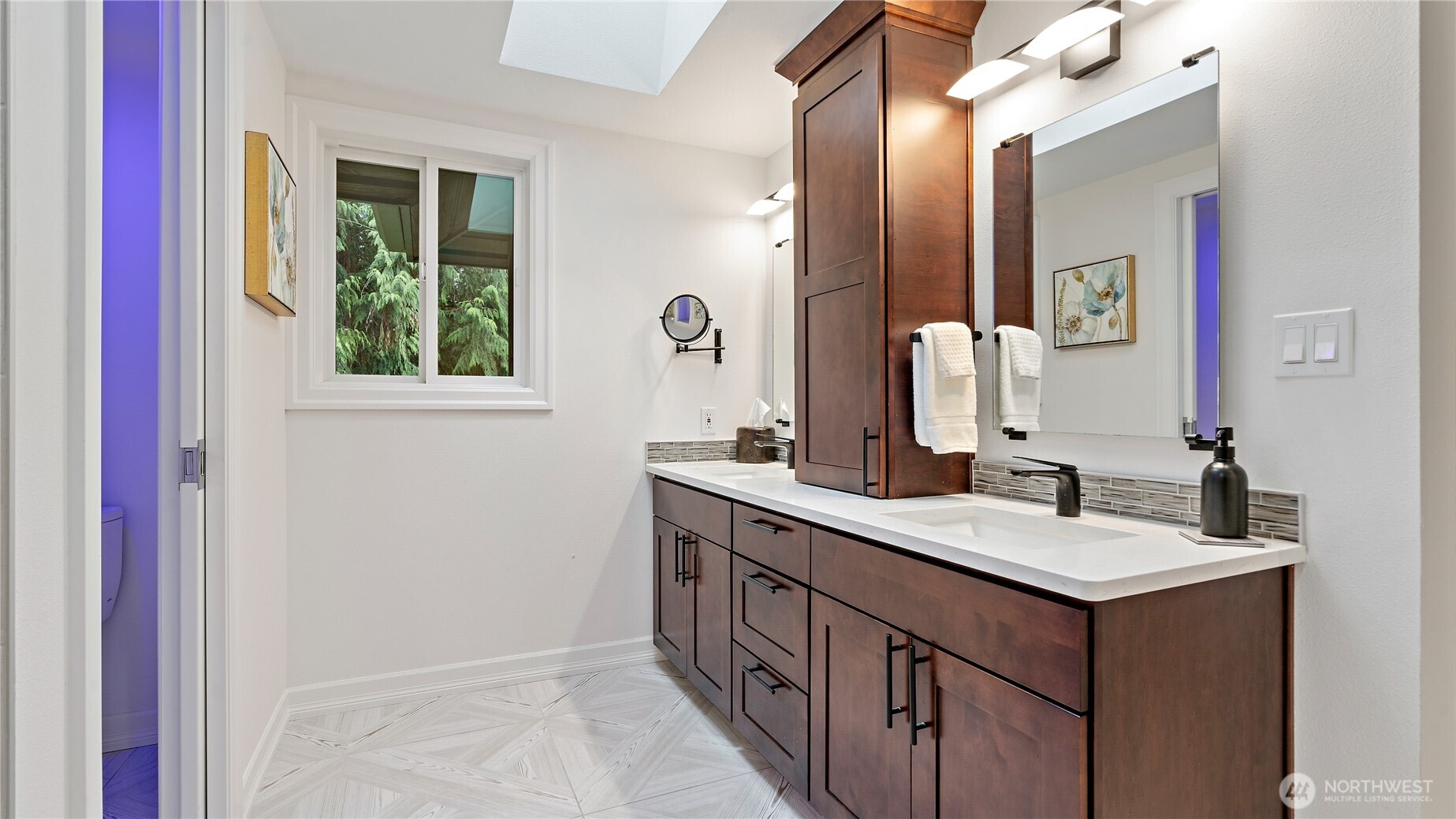 Pull-outs for ties and belts, a pull-out mirror, and even a pull-out ironing board are all tucked neatly into this space, ready the moment you need them. It’s such a smart setup, with the kind of thoughtful features that make daily life run a little more smoothly.