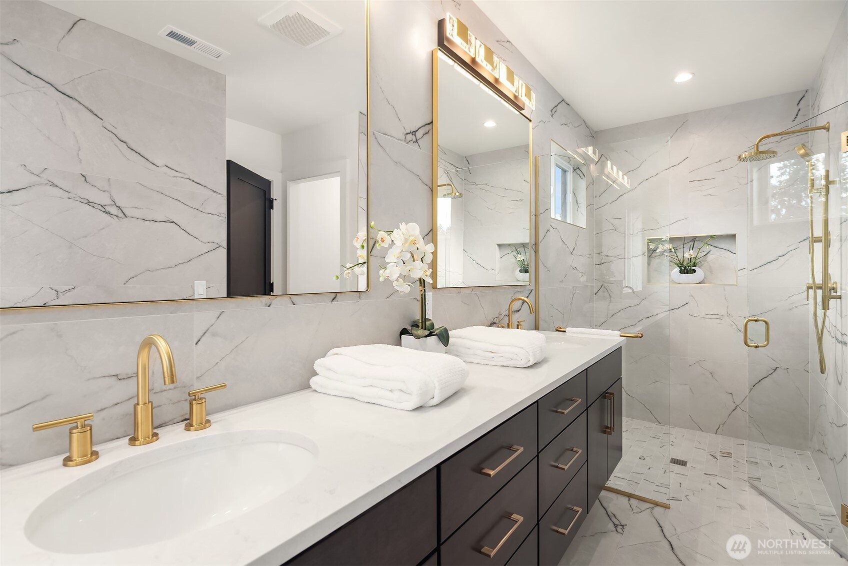 Curbless walk-in shower with full tile surround