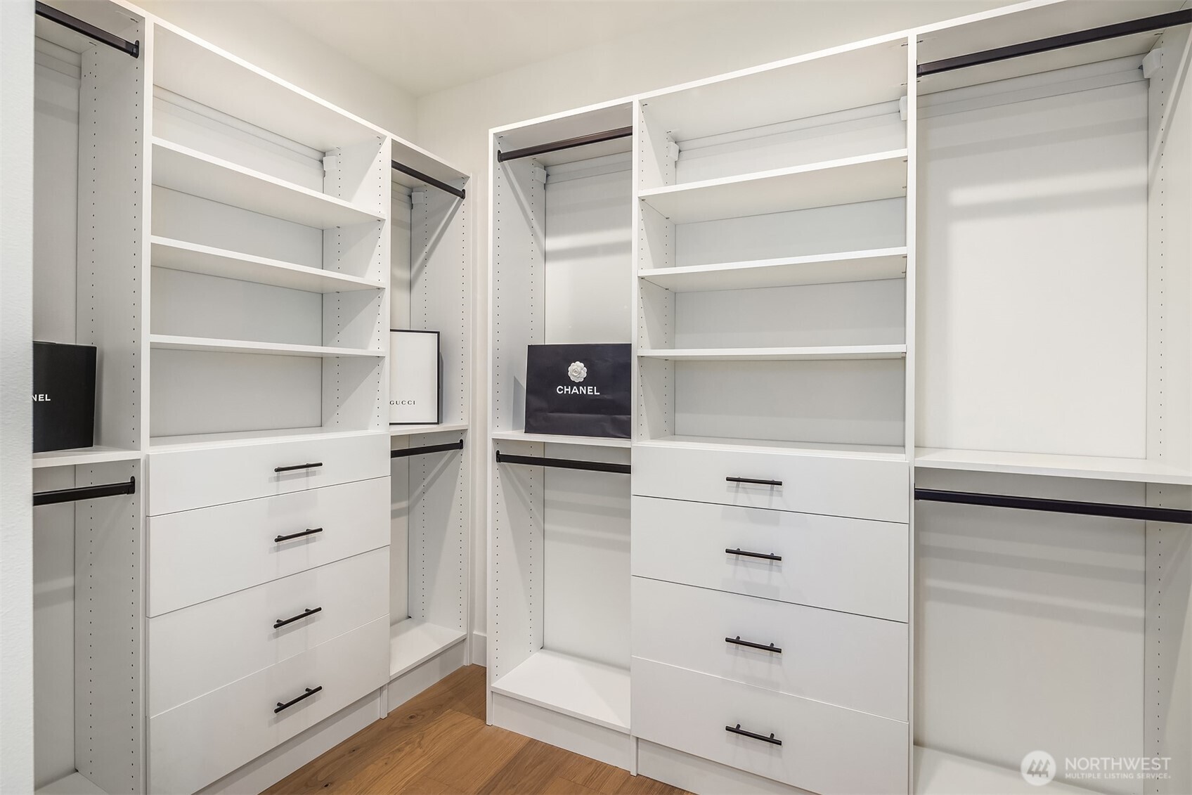 Custom closet organizers offers plenty of storage space