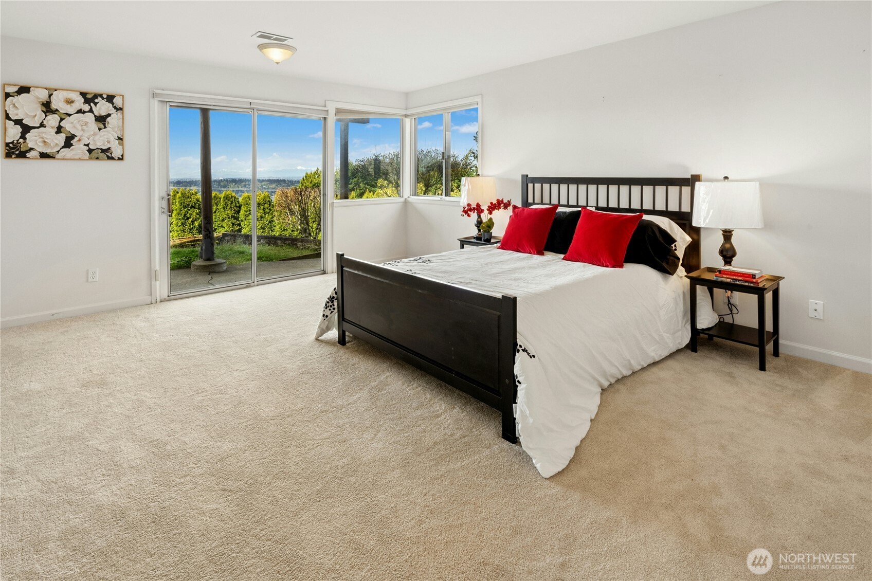Lower primary bedroom with ensuite bathroom
