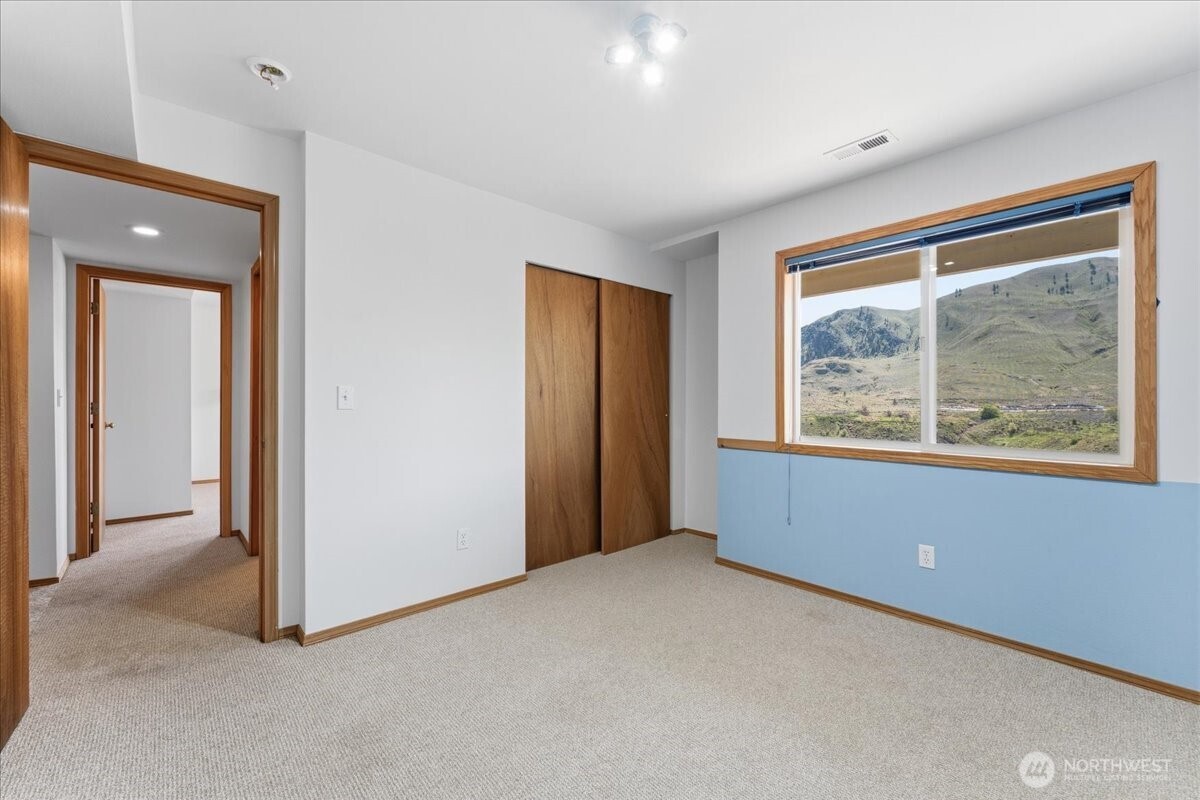 Daylight basement guest bedroom #4