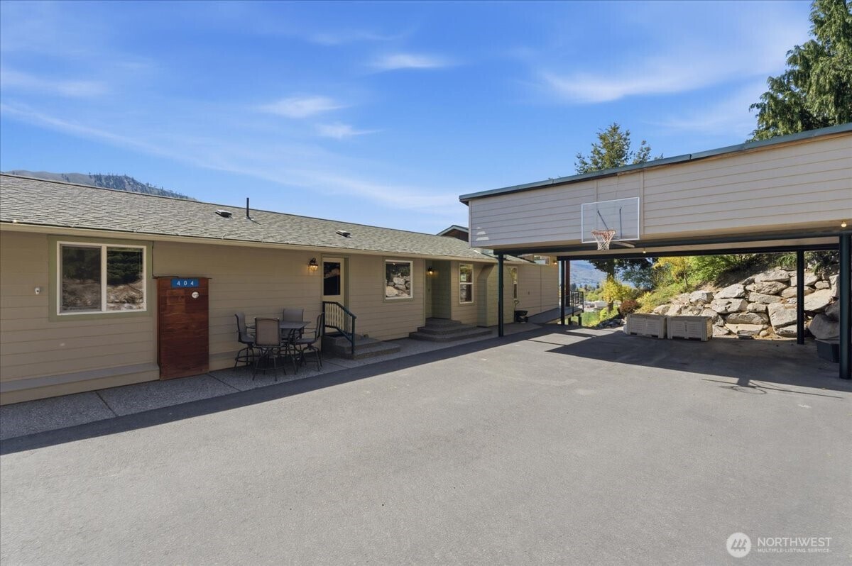 Front Entry way with breezeway