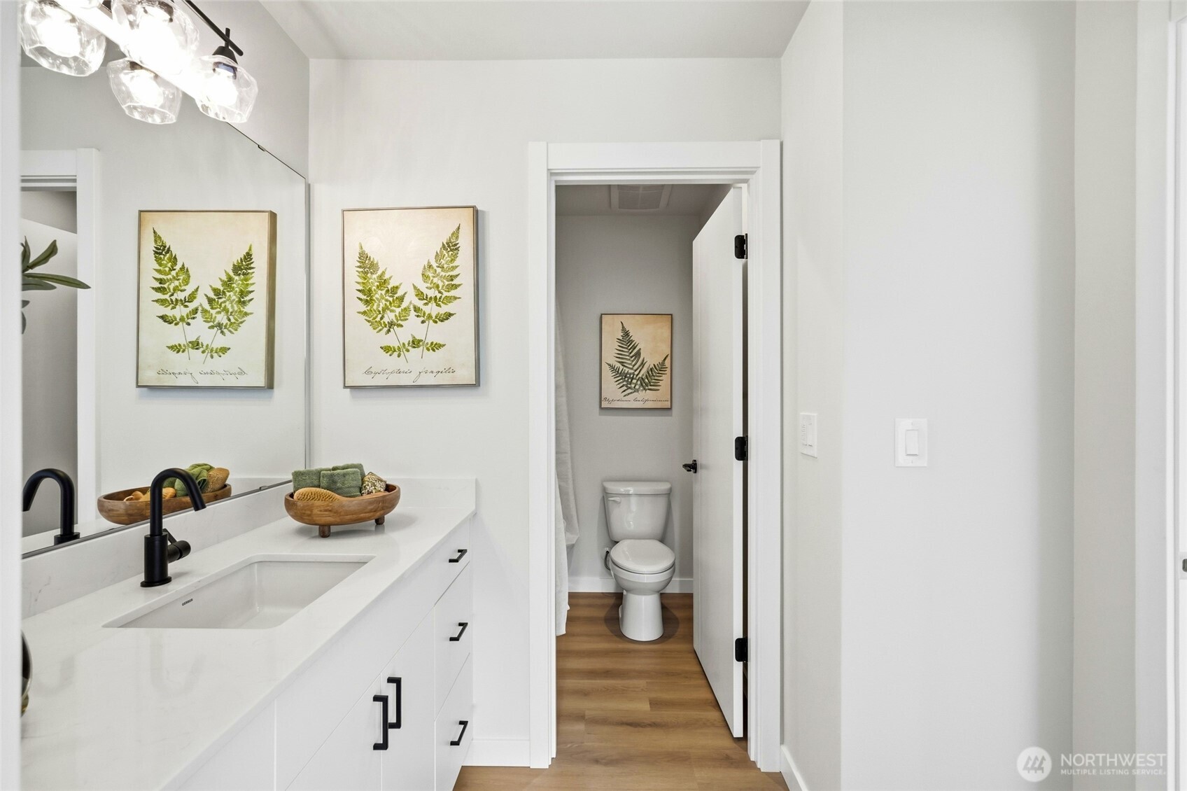 The full bath, shared between the 2 bedrooms on the upper level.