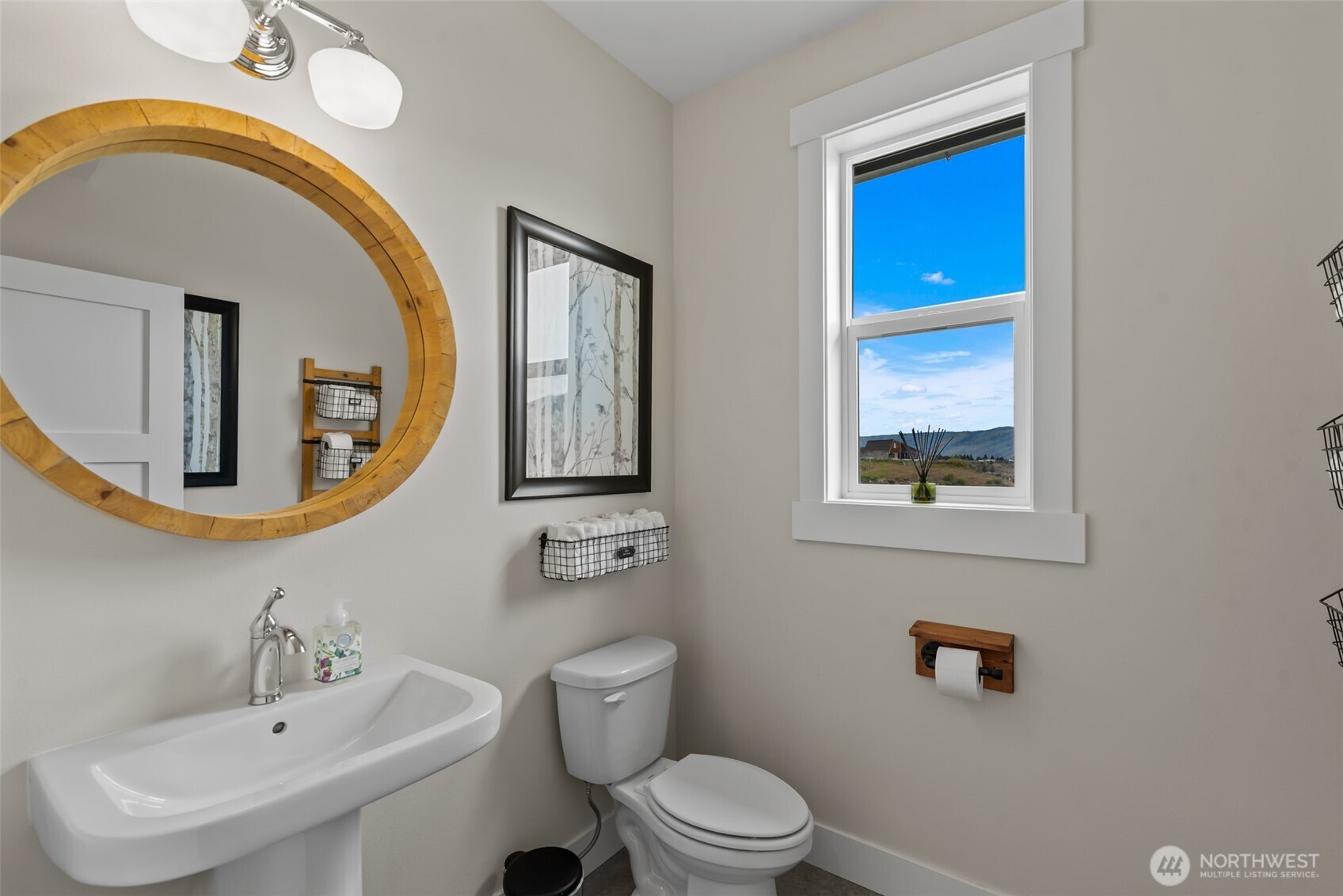 1/2 bath off the pantry