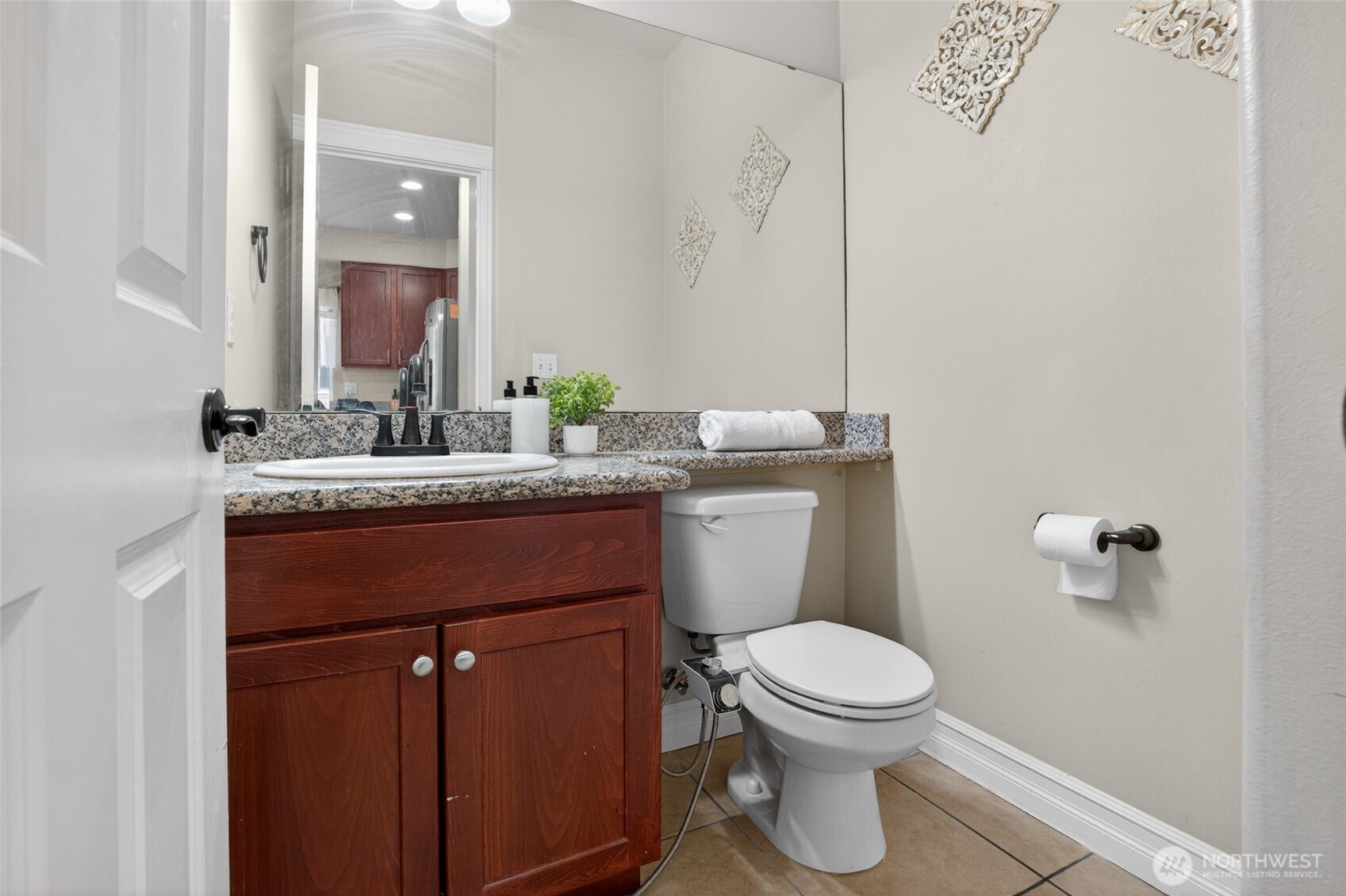 Half bathroom (1st floor)