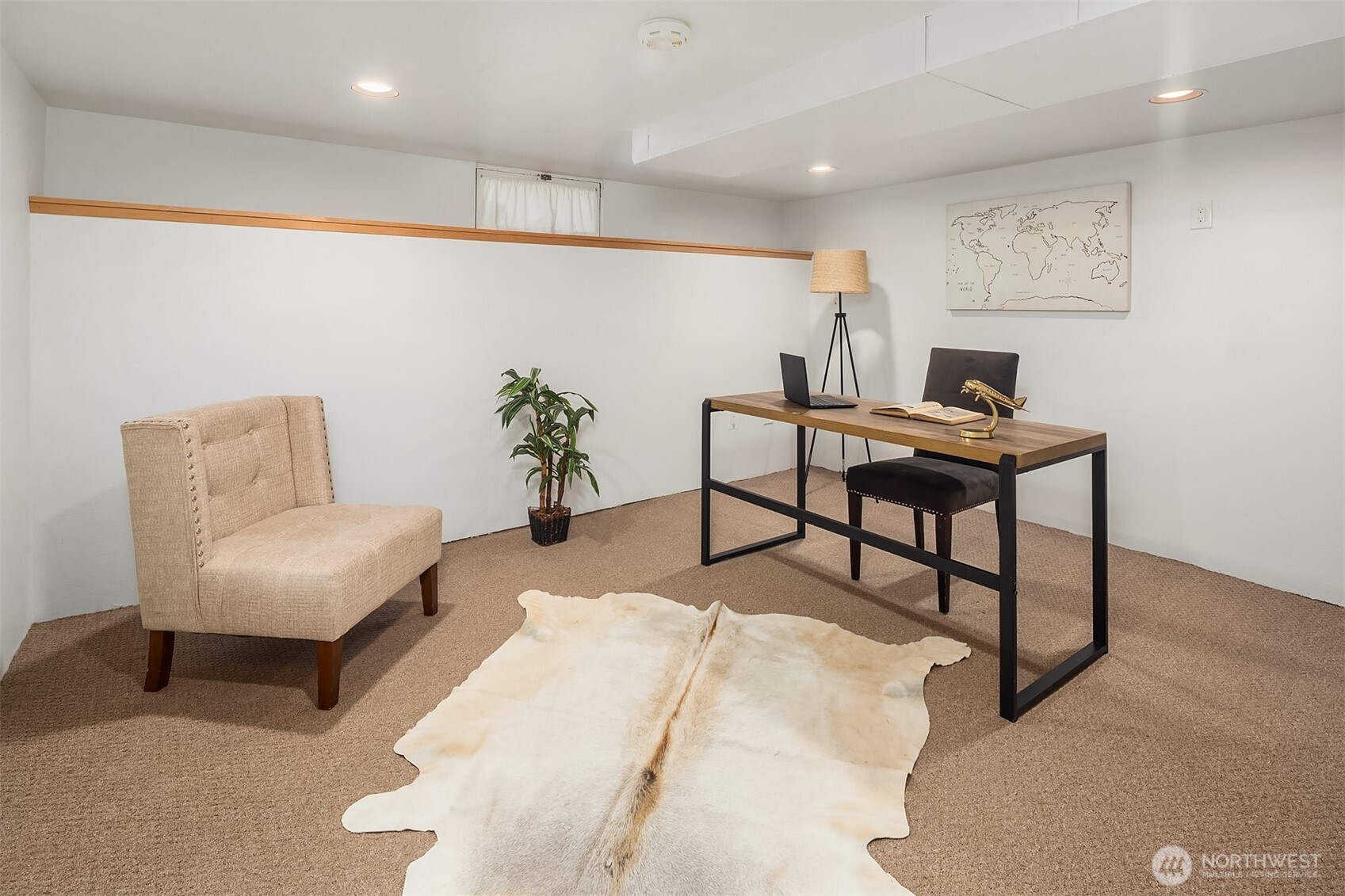 Lower level flexible bedroom 4/office/bonus space.