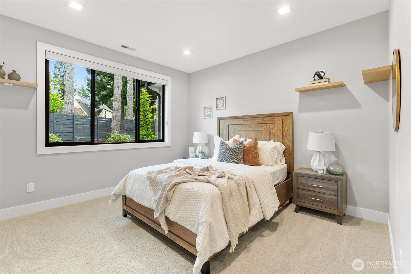 Guest Bedroom w/Ensuite & Walk-In Closet