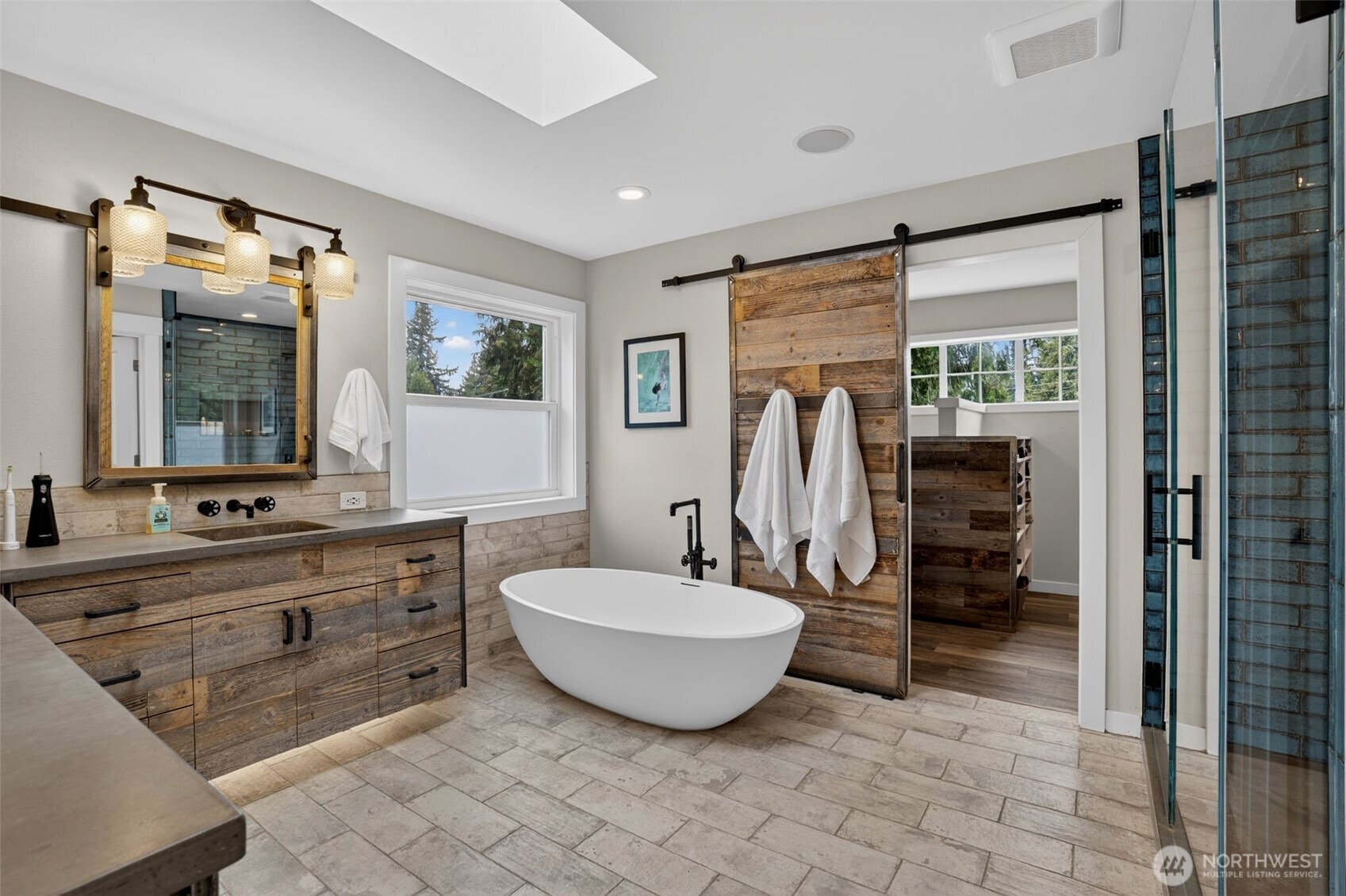 Luxurious Ensuite w/Soaking Tub & Skylights