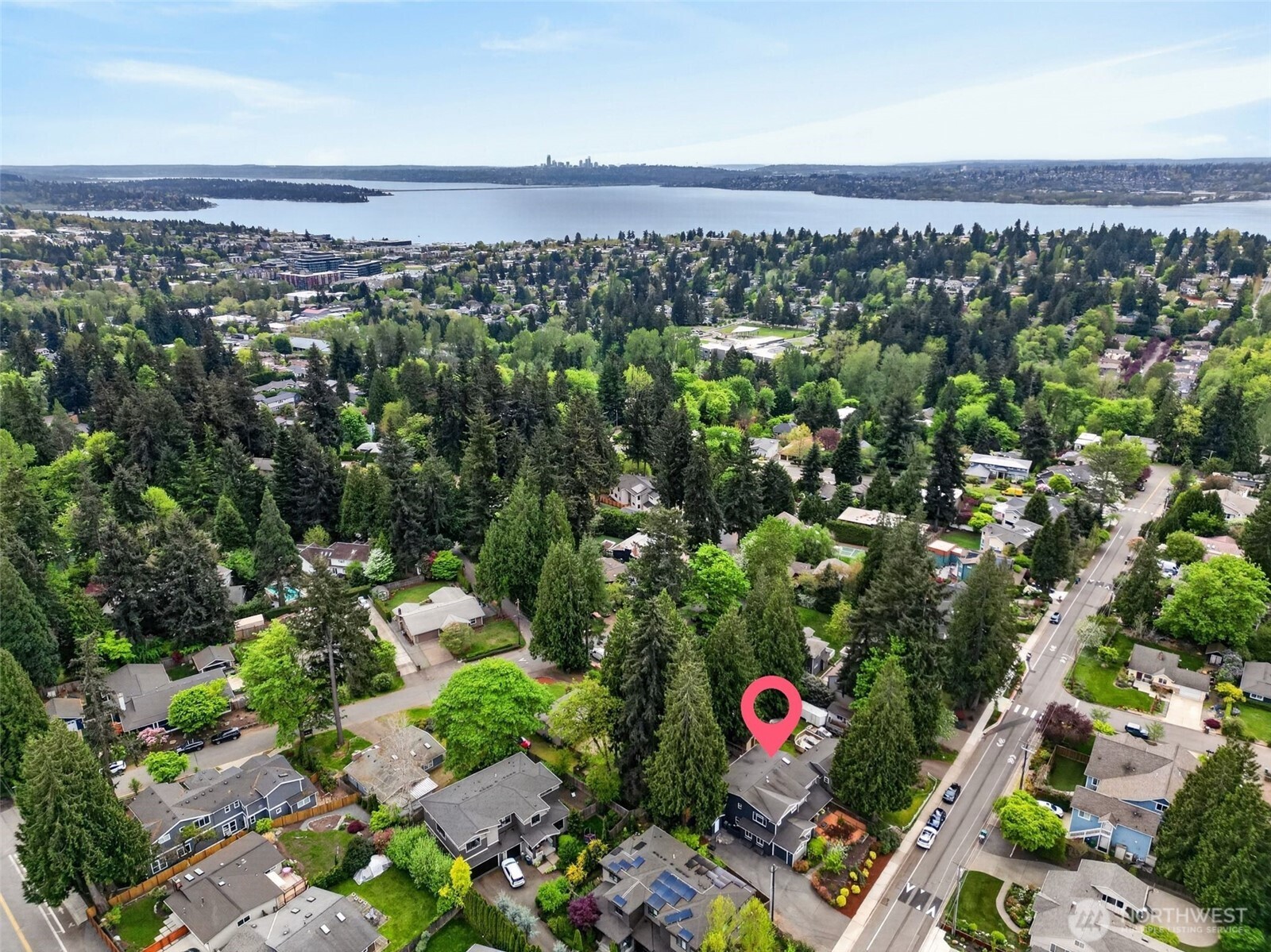 Min to DT Kirkland’s upscale restaurants, boutiques, art galleries, beaches, Google, highly rated Lake Wash schools & more