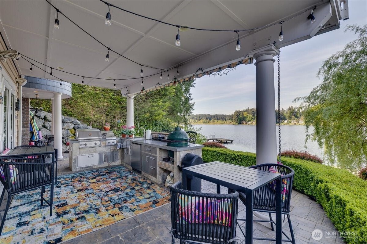 Built-in outdoor kitchen