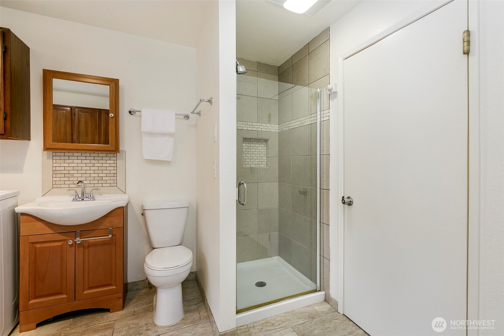 Lower level large family recreation room.