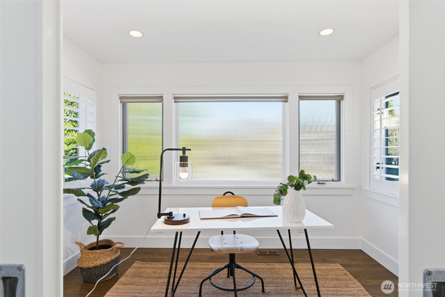 This space offers fantastic light with reeded glass on three windows for privacy. Sliding door entry maximize use of the space. A wonderful space for a home office or studio, as well as a nursery/bedroom – just add a wardrobe.