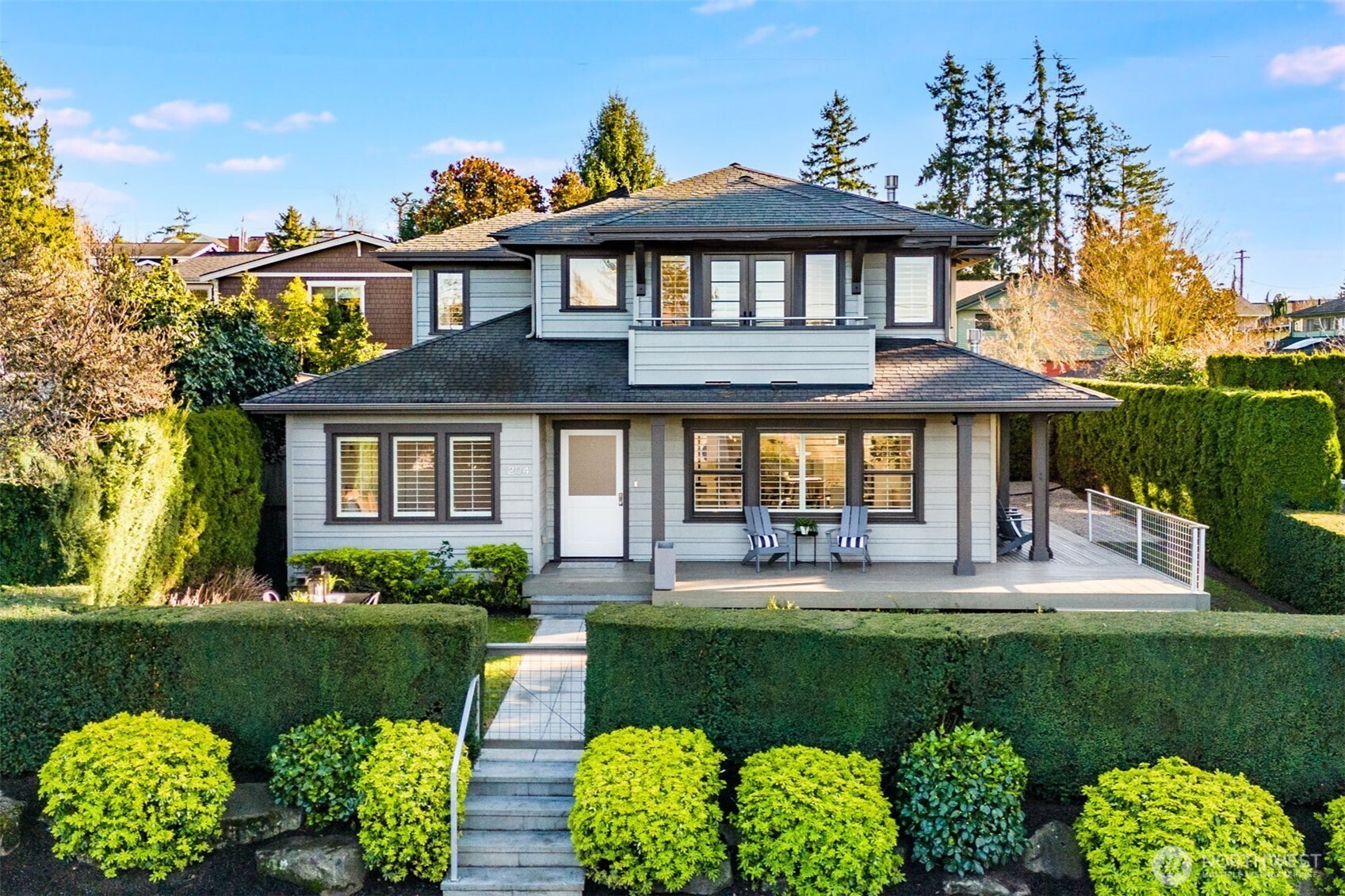 An extraordinary custom design by Peter Swindley Architects, ideally positioned on the site to soak up the sunny, southwestern exposure. Incredible mature trees and hedges contribute to the lush, private setting.
