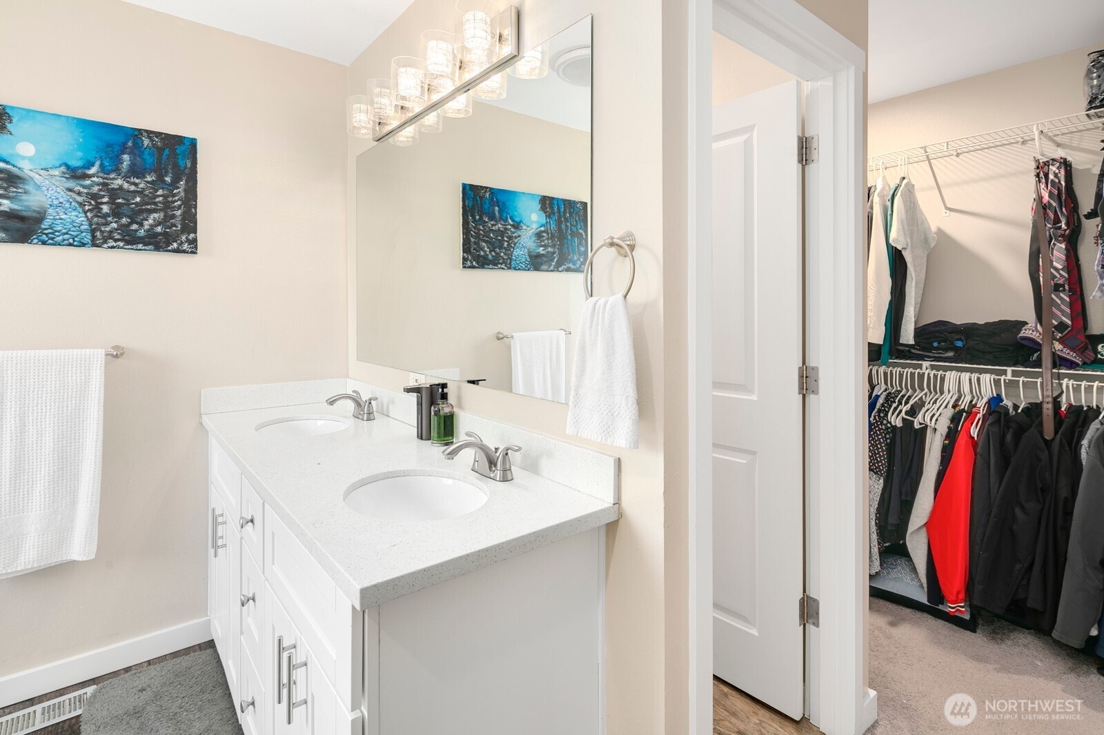 Primary Bedroom w/ En-Suite Full Bath & Walk-In Closet