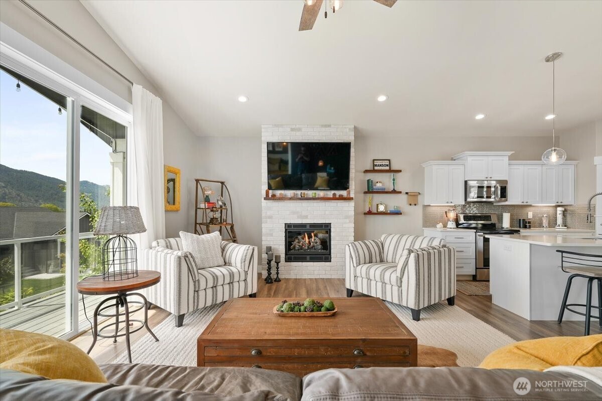 Enjoy relaxing watching television, the warm glow from the fireplace and the beautiful changing scenery.