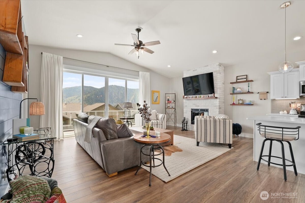 It's hard to decide where to settle in when the views are so pretty from different areas of the room!