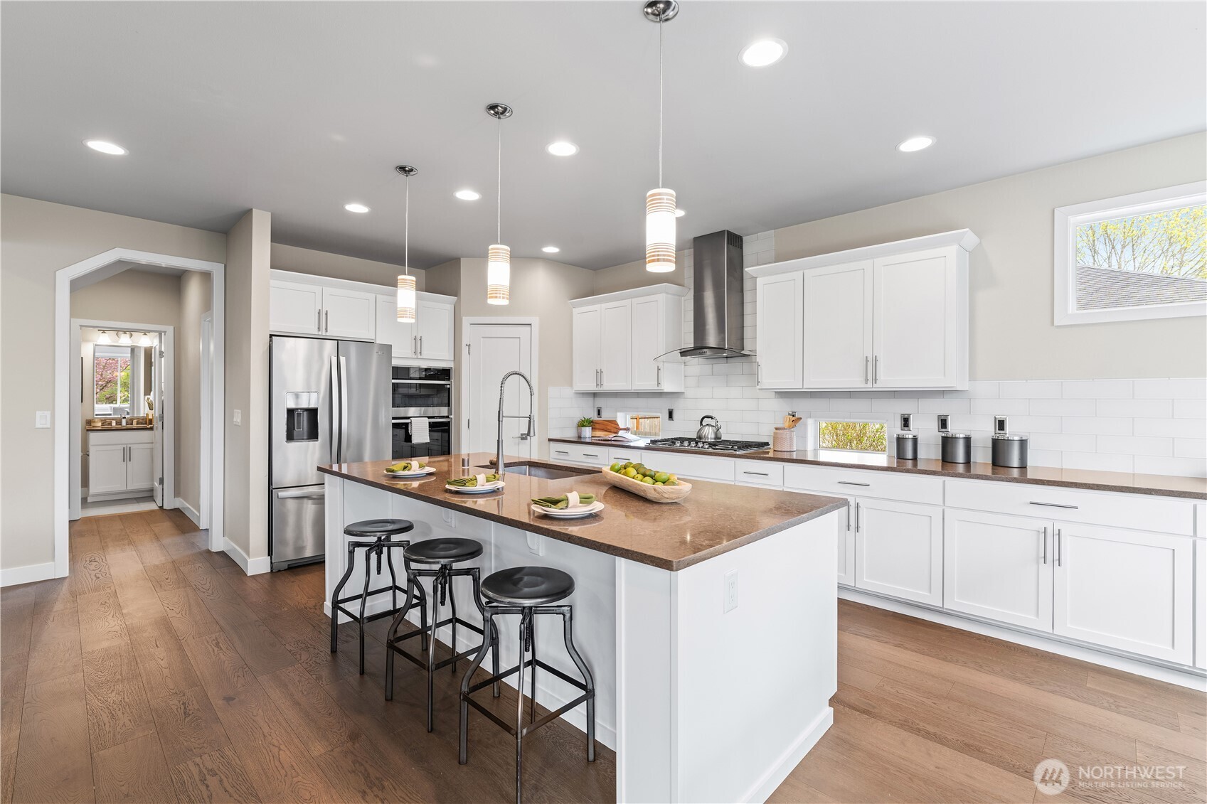 Large Island w/Seating