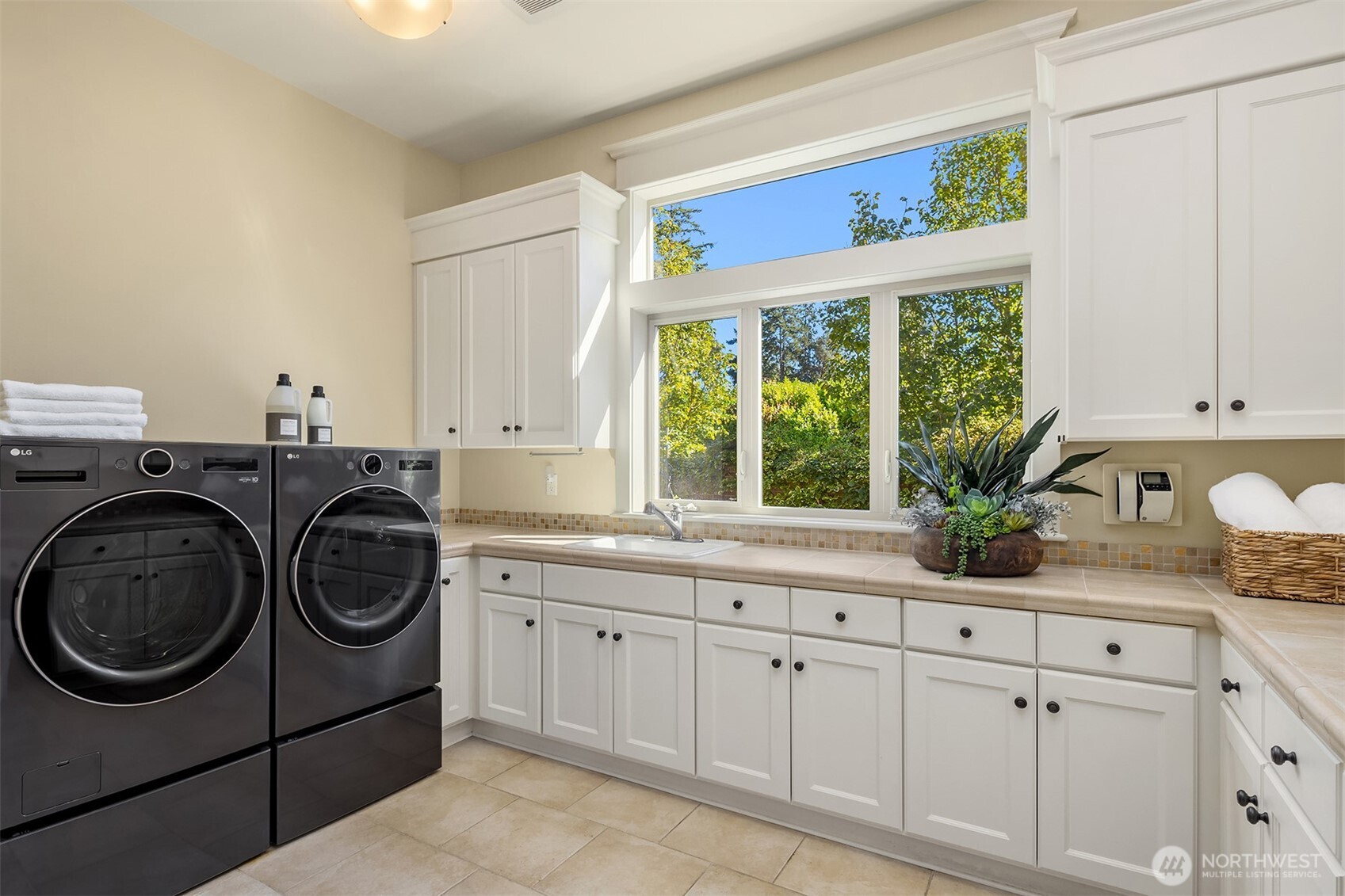 Huge Utility room off mudrom