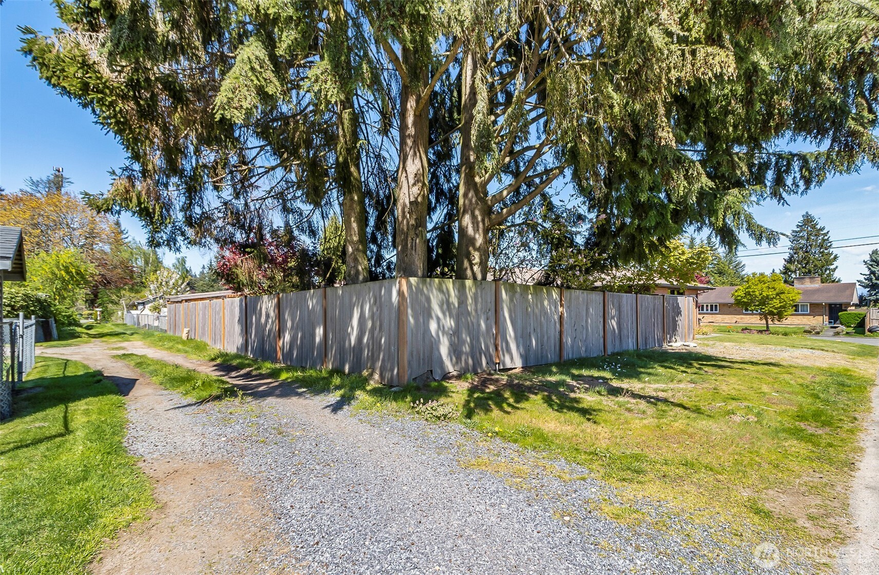 Well Maintained Alley Access~