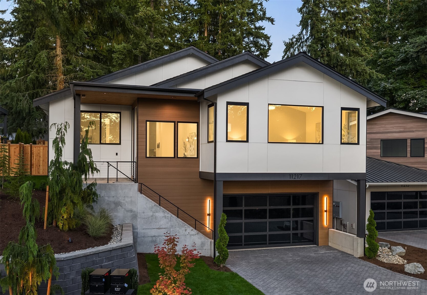 Enfort Homes presents the Aspen a masterfully crafted residence set within an intimate cul-de-sac of just four newly built homes in the prestigious Highlands neighborhood. Here, elevated contemporary design wrapped in rich, organic textures and fdesgner inishes.