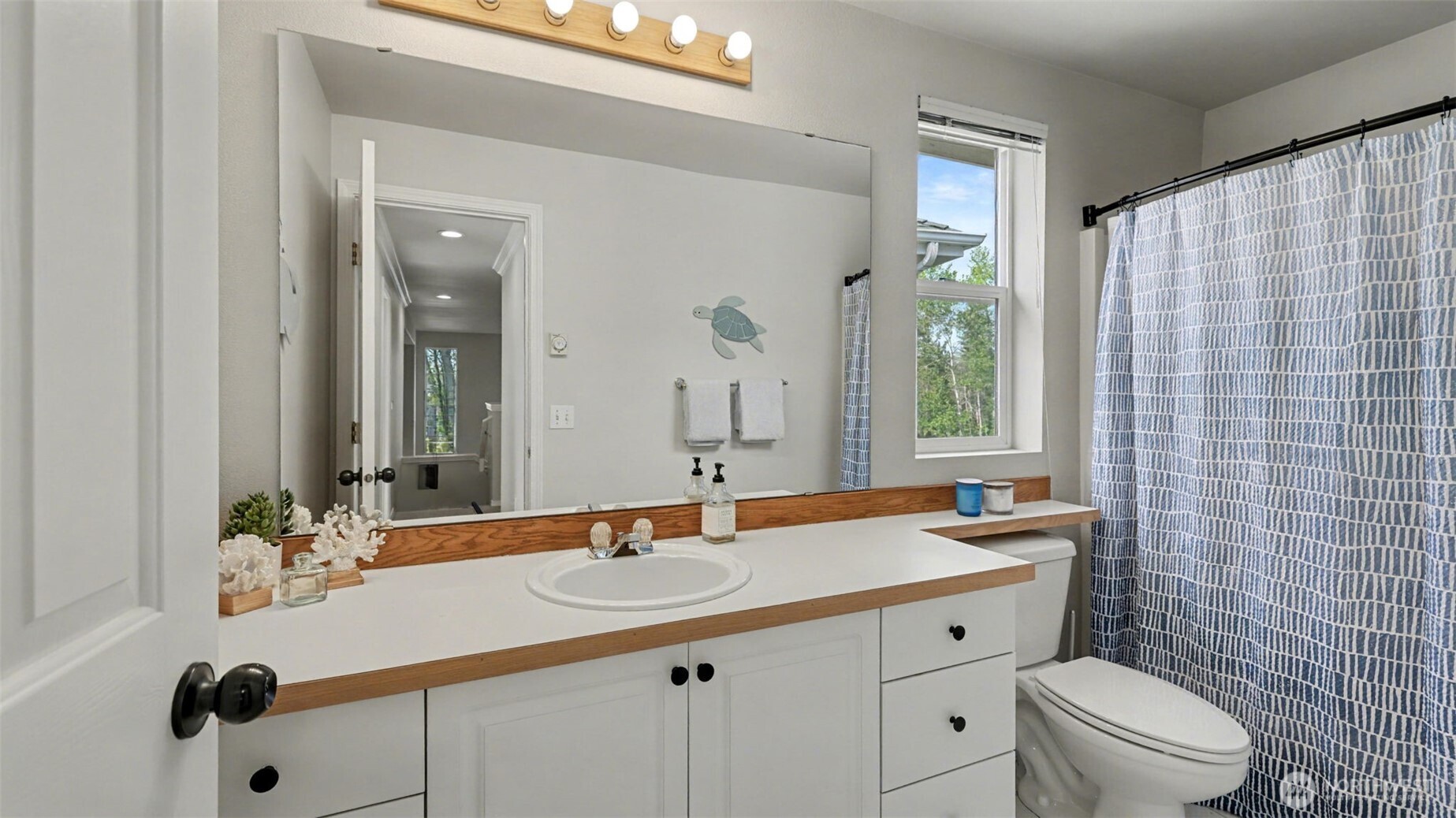 Full bath upstairs