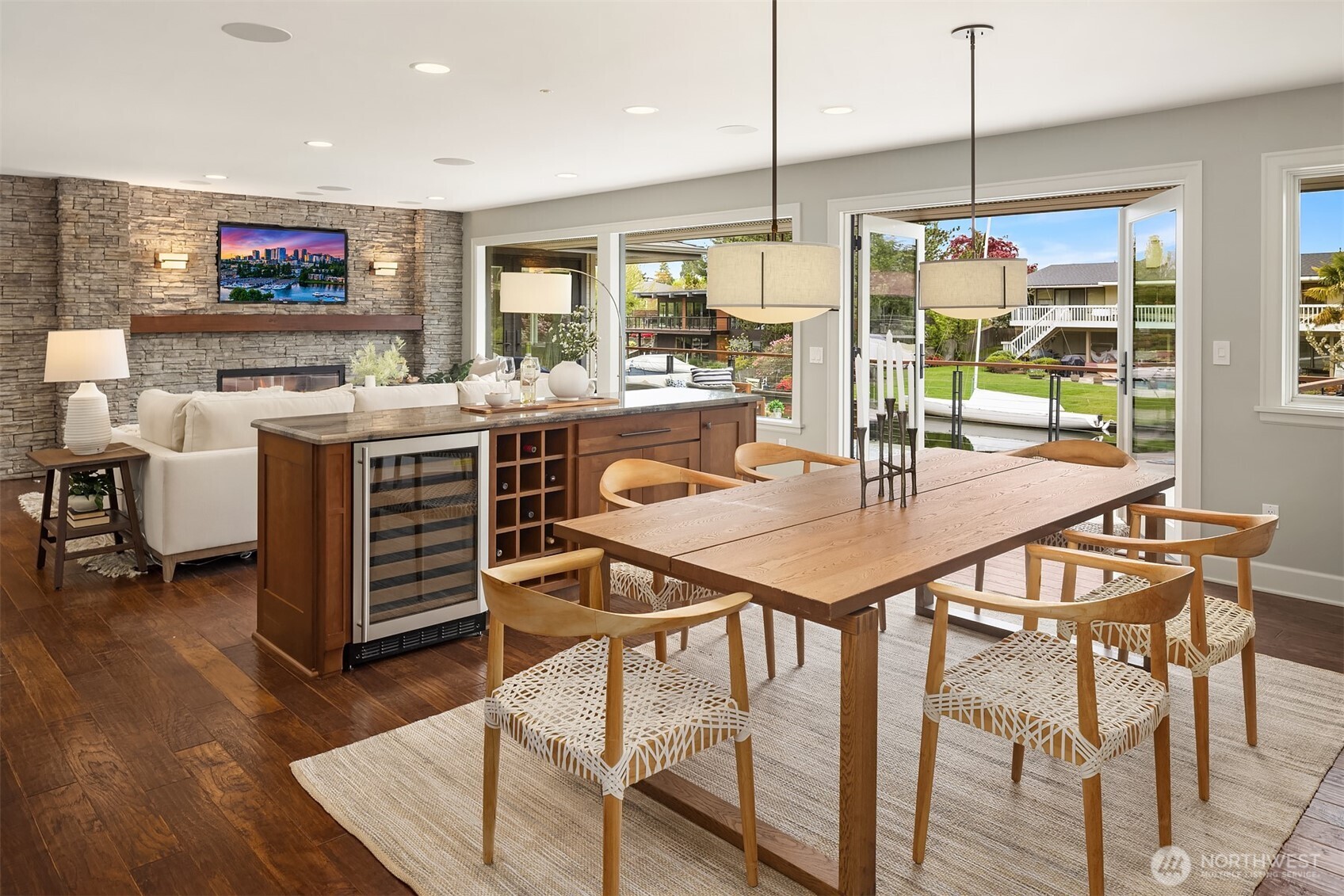 Doors open, dinner moves outside, and conversations carry onto the deck—designed for evenings that begin at the table and end by the water.