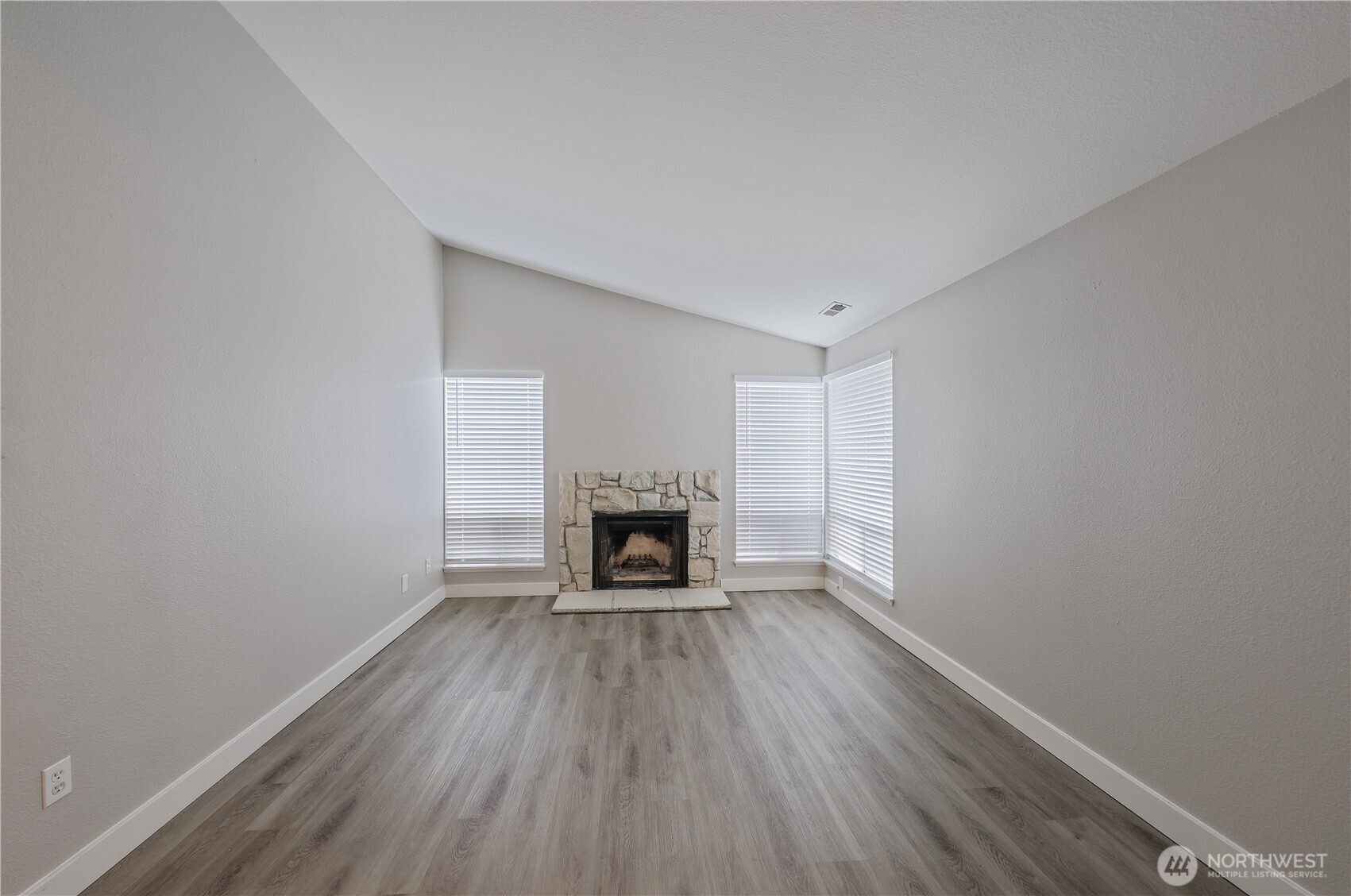 living room w/fireplace