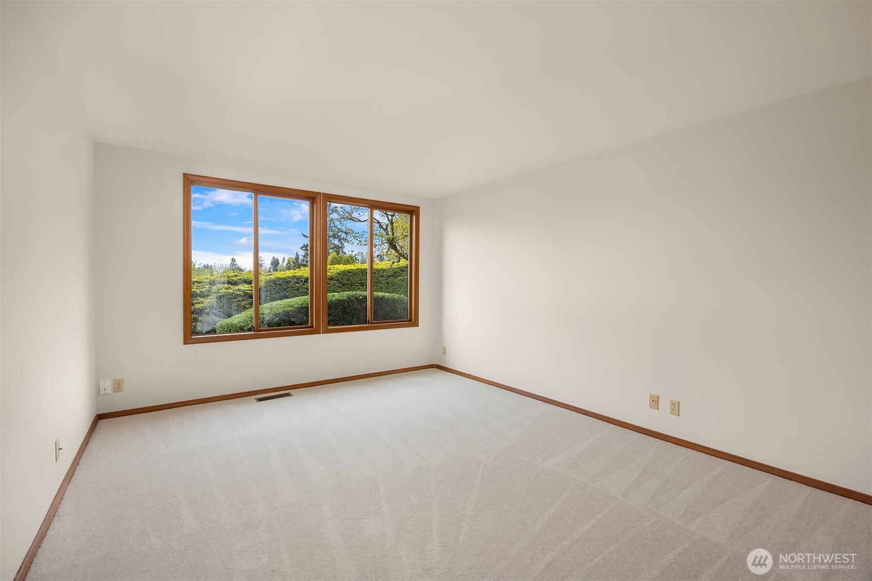 Lower floor guest bedroom 2