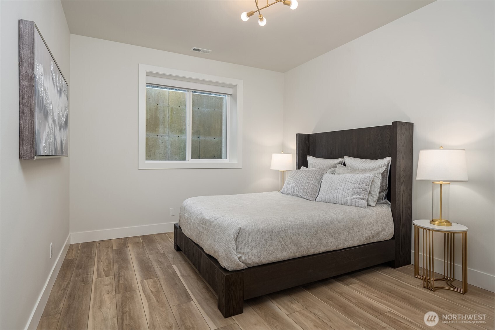 Basement en-suite Bedroom with walk-in closet.