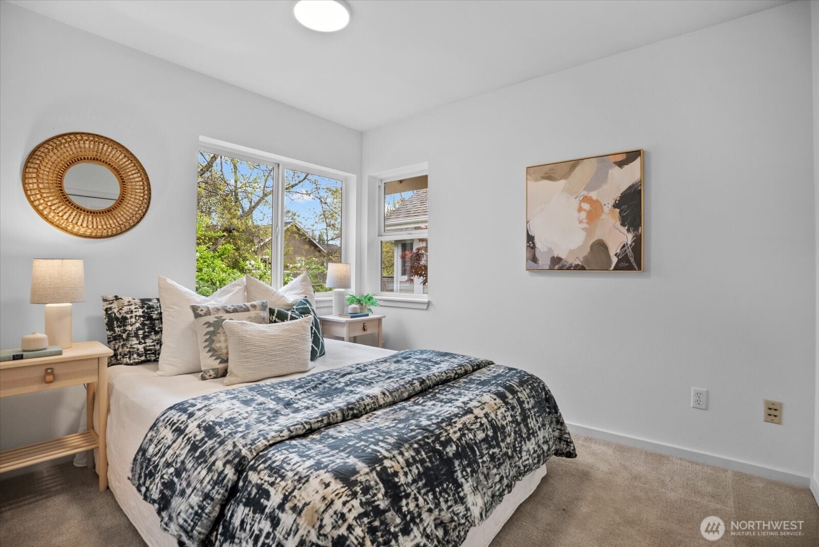 Bedroom 3 with also windows from two directions!