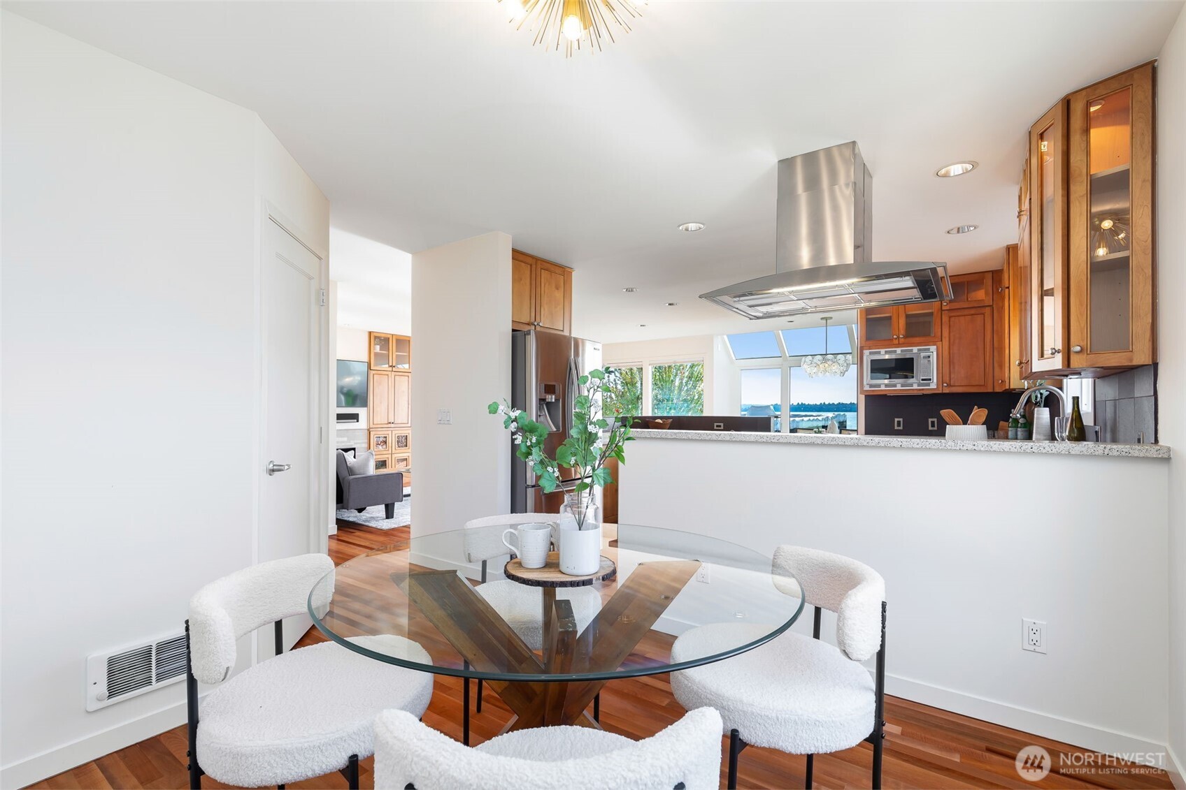 Spacious eating area or additional living room