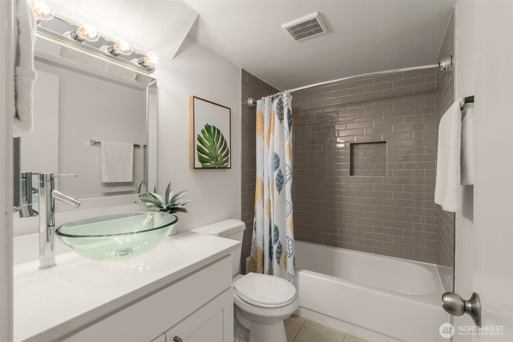 Shared bathroom between 3rd and 4th bedroom