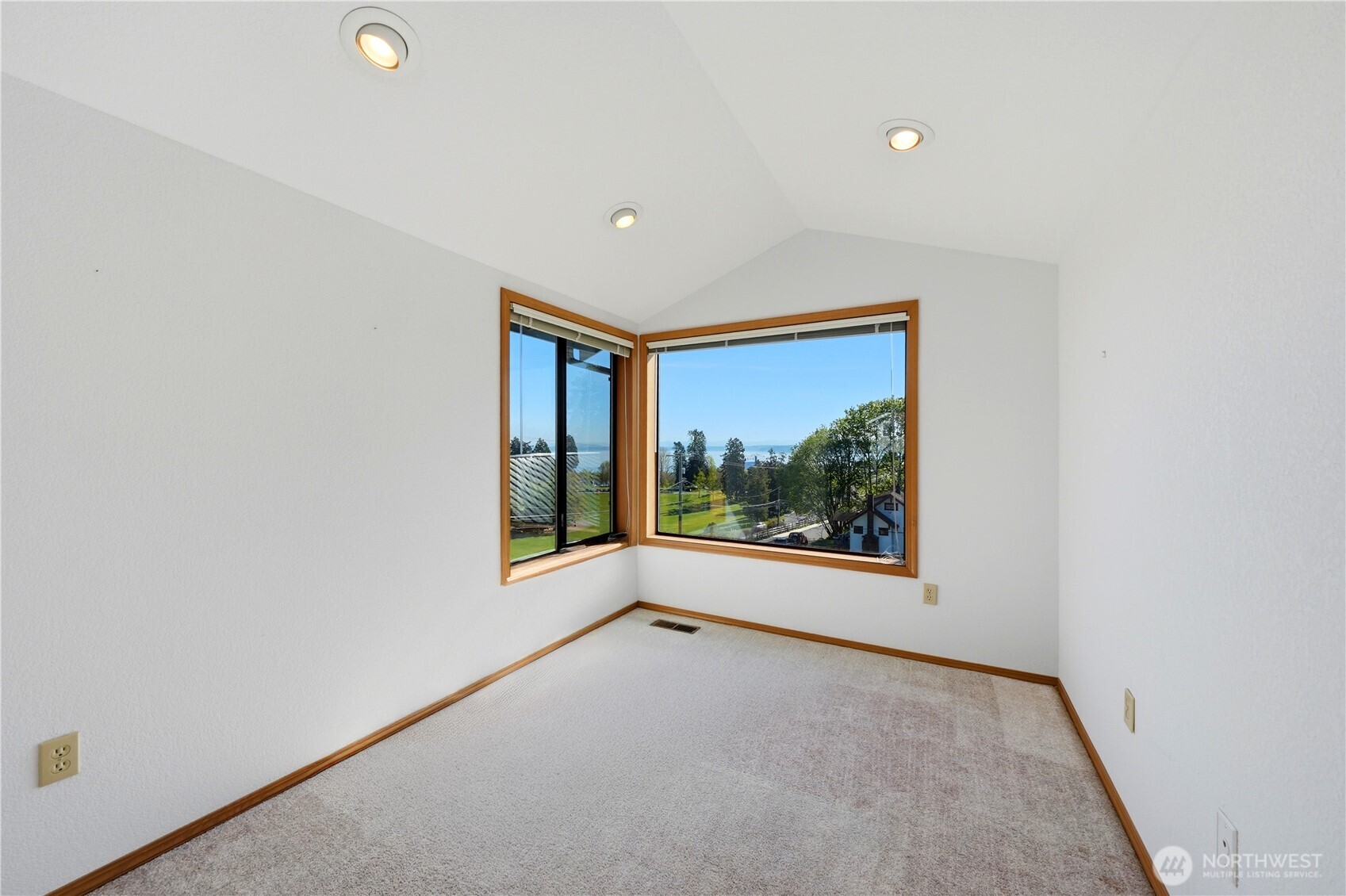 Sitting room without the virtual staging.