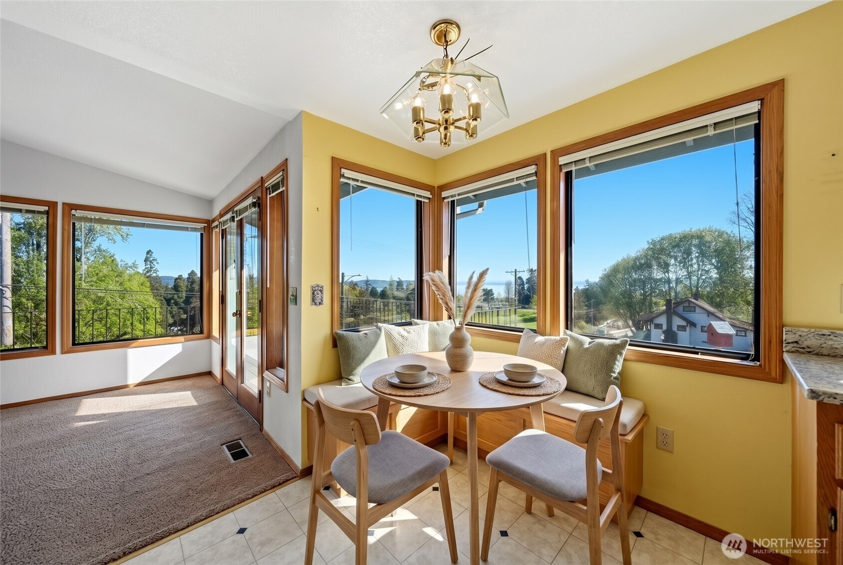 Here's the little breakfast nook, of course with a view! (This photo is virtually staged).