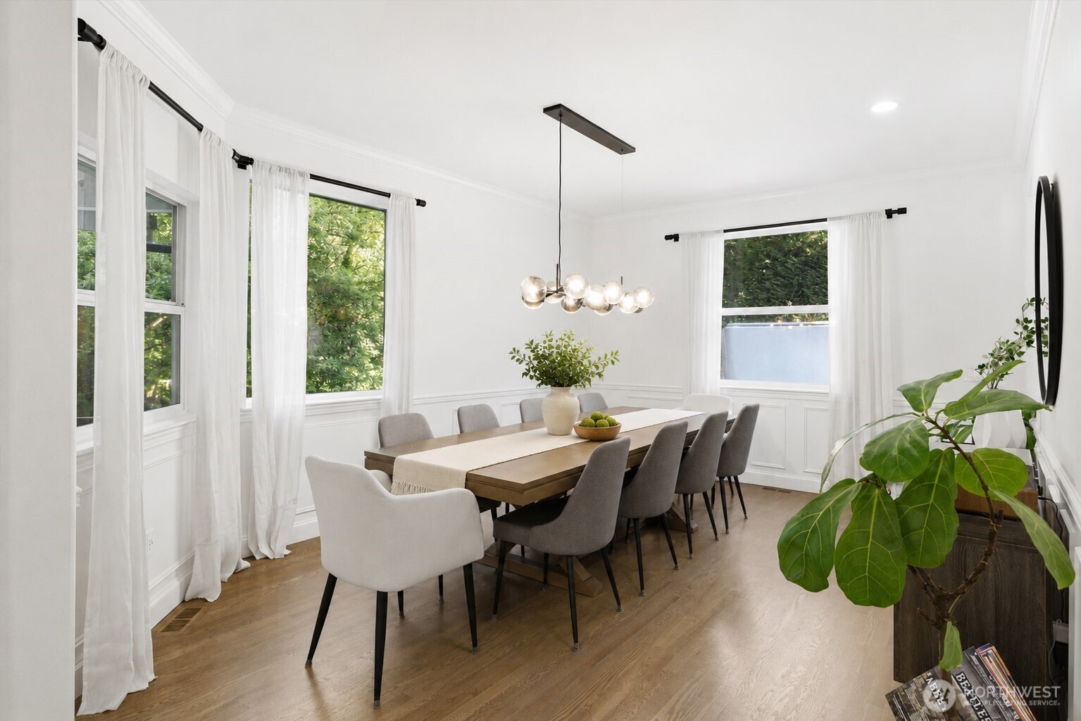 Dining area (staged)