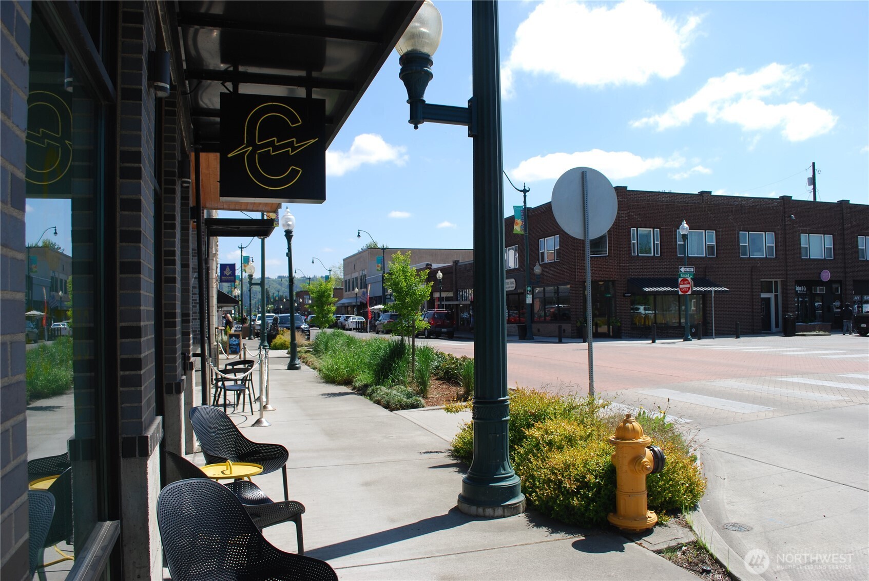 Sumner life offers parades, performing arts center, sports stadium, restaurants, services, shopping, bridge lightings, and more.