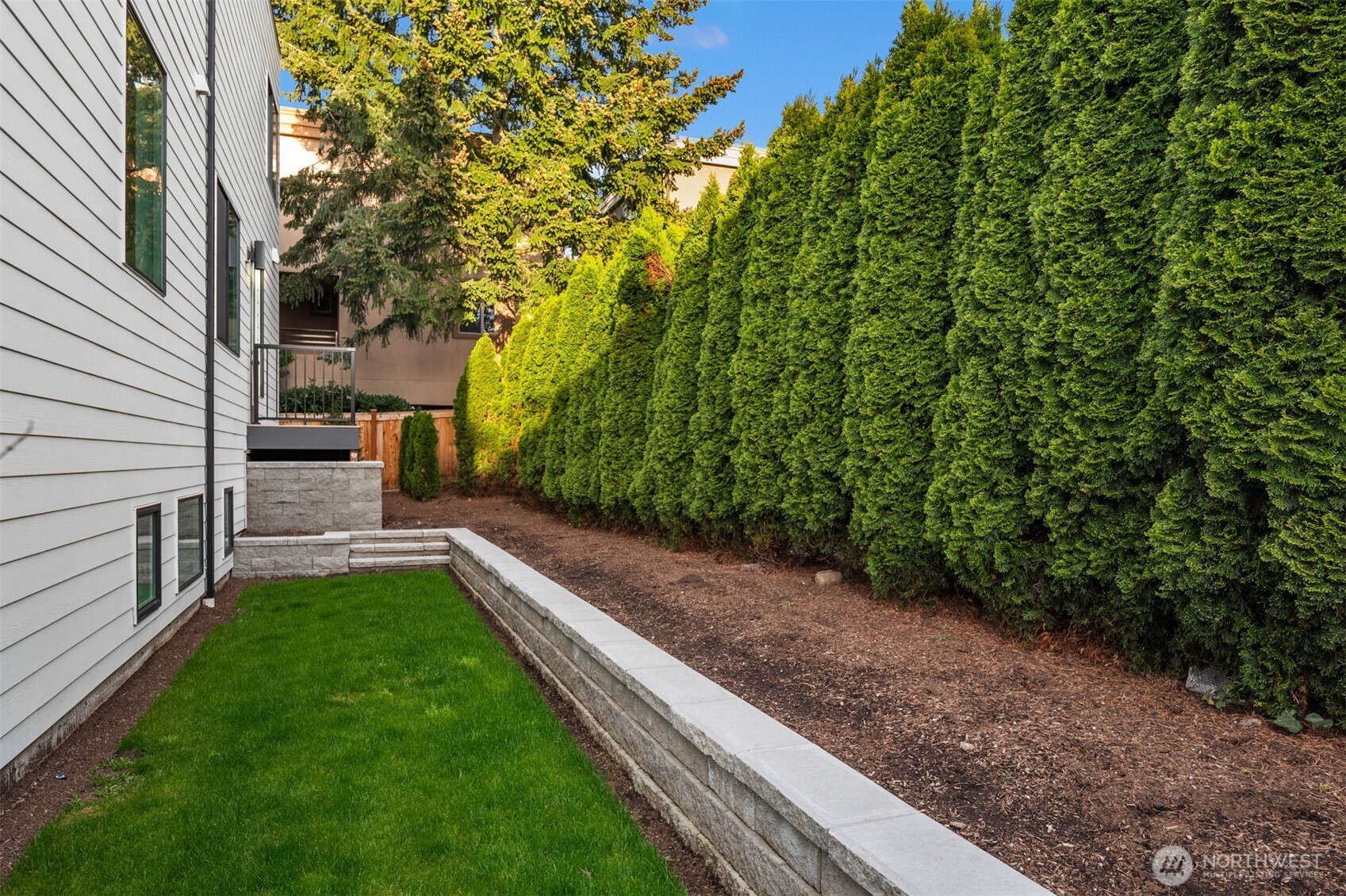 Side yard. Perfect amount of space for private hangout, play or your pets!