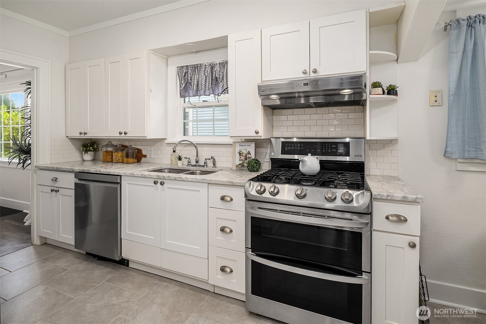 Gas Range & stainless appliances