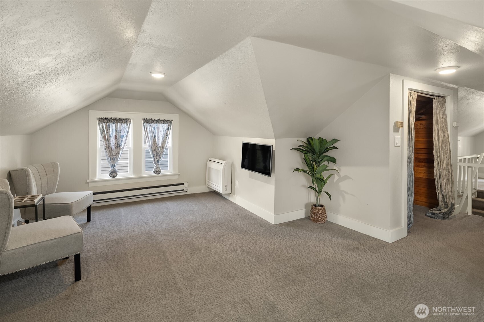 Large upper level 3rd bedroom with additional space